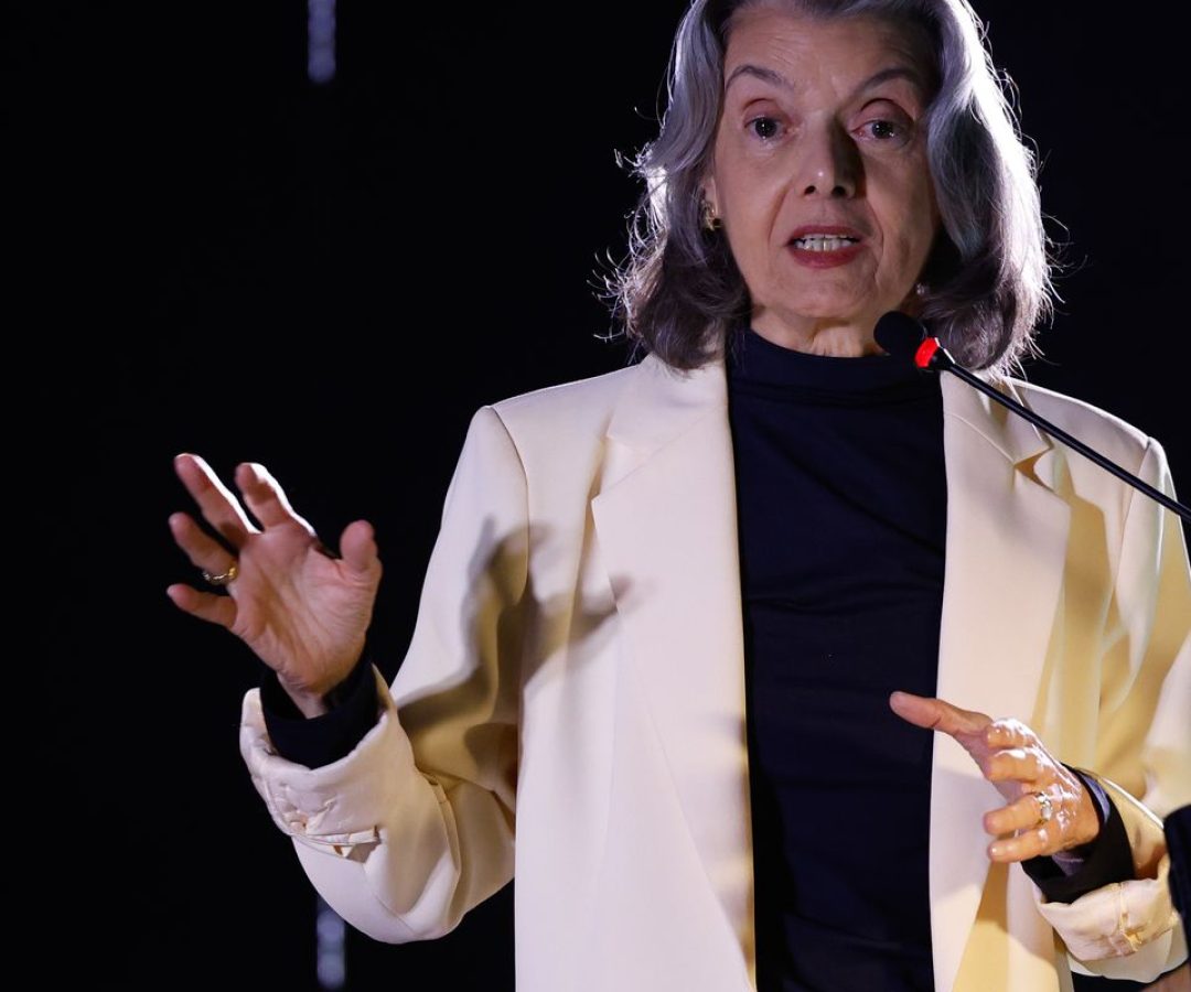 Carmén Lúcia: "ditadura é como erva daninha que precisa ser cortada"
