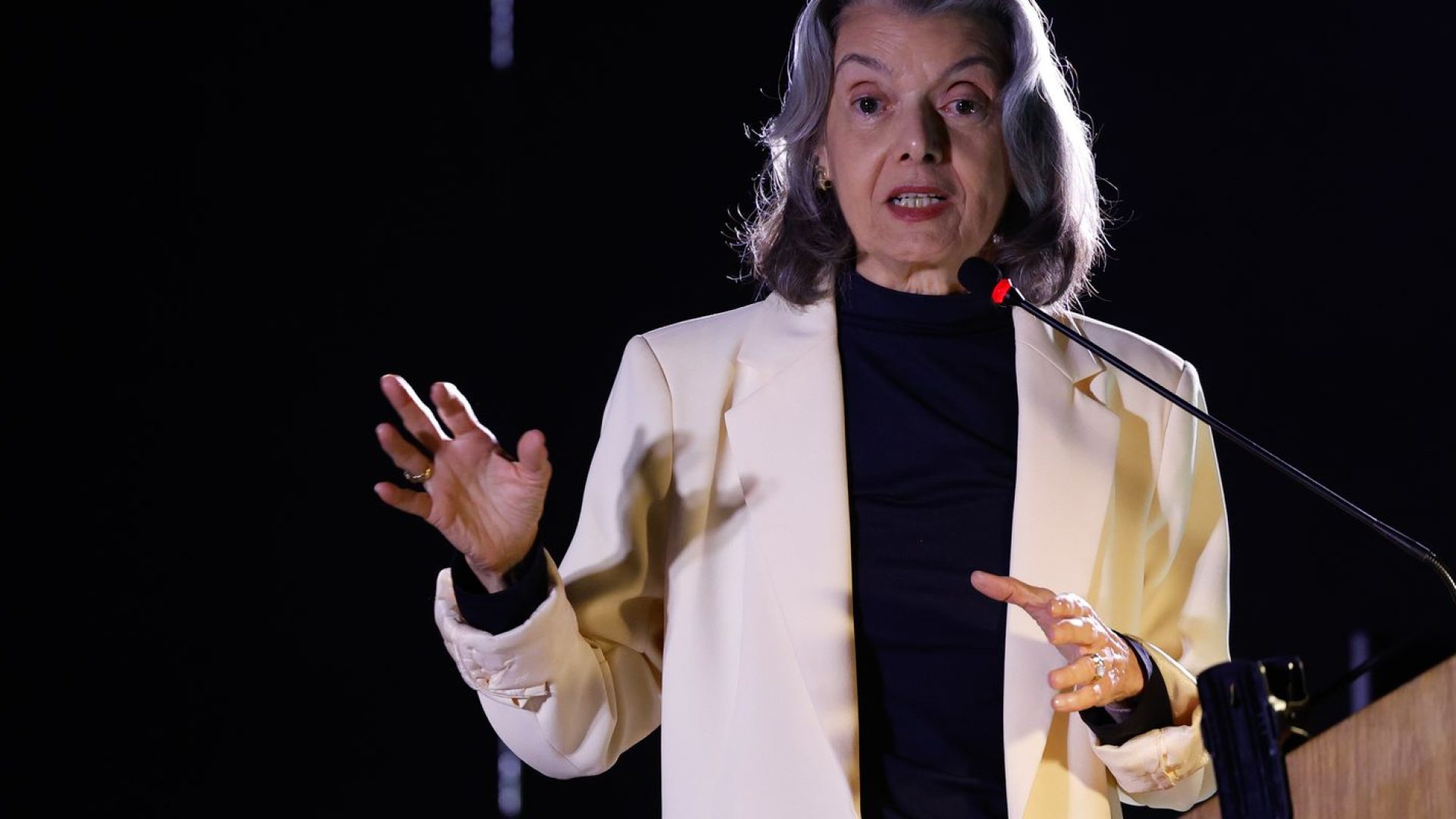 Carmén Lúcia: "ditadura é como erva daninha que precisa ser cortada"
