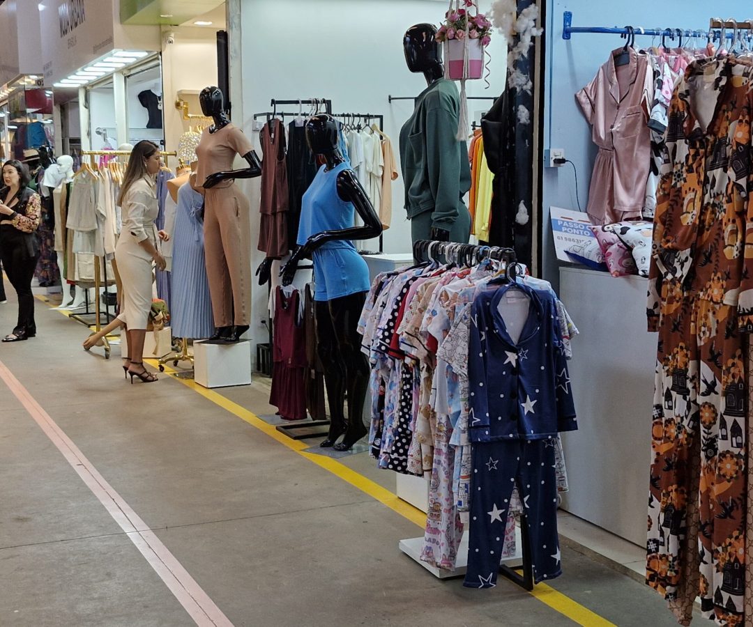 Diminuição de clientes na Feira dos Goianos leva comerciantes a venderem também na internet