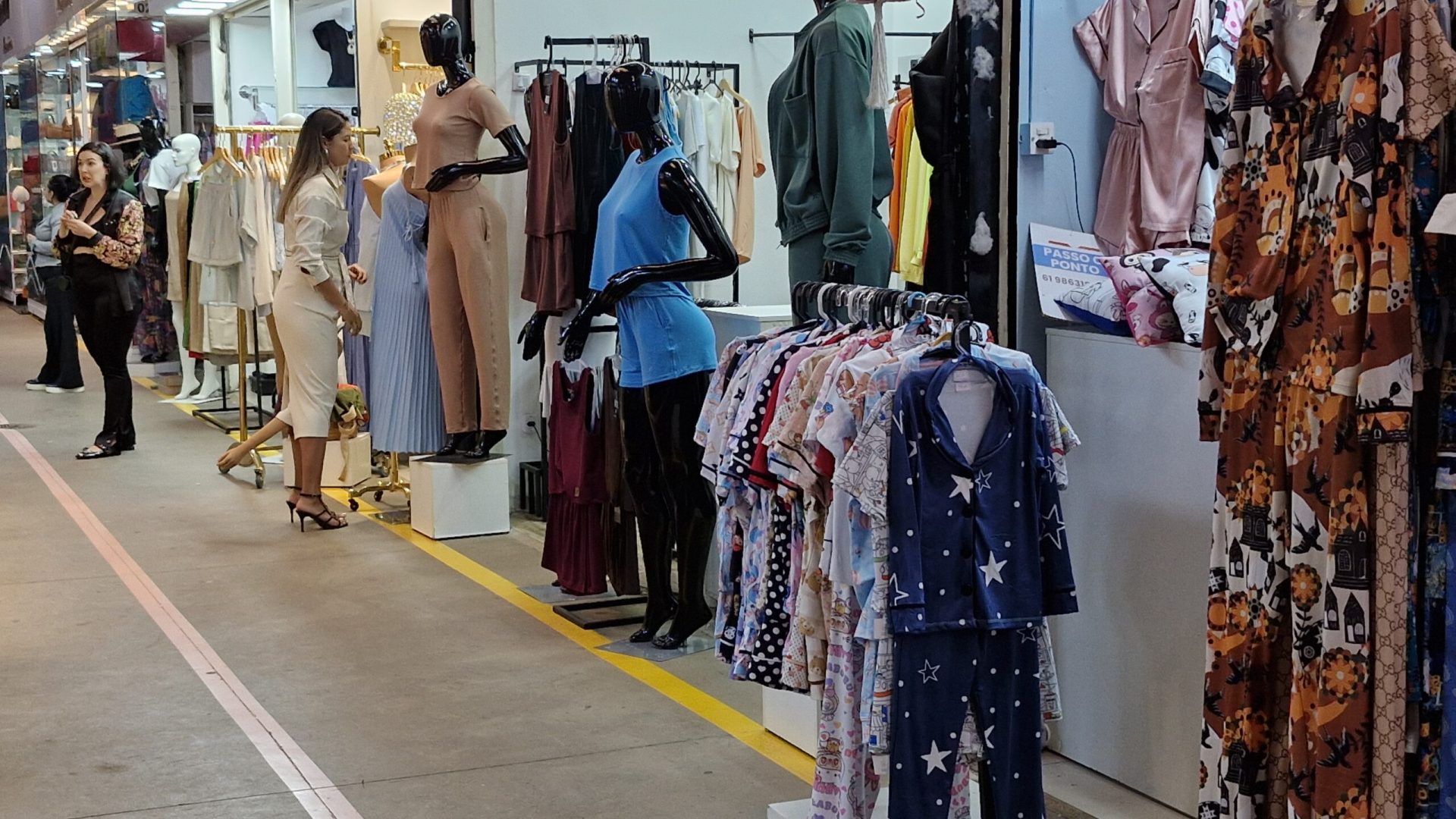Diminuição de clientes na Feira dos Goianos leva comerciantes a venderem também na internet