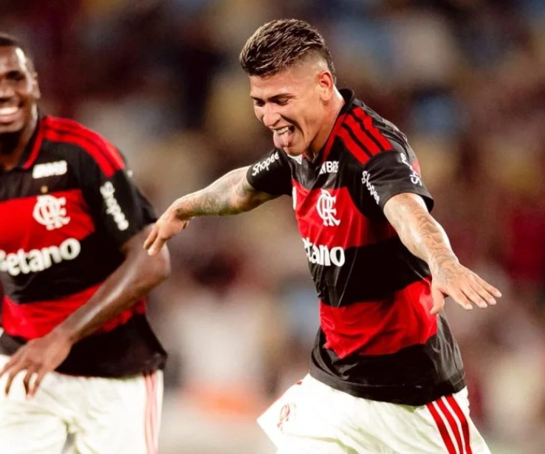 Flamengo aproveita expulsão no Vasco, desencanta no Carioca e sobe