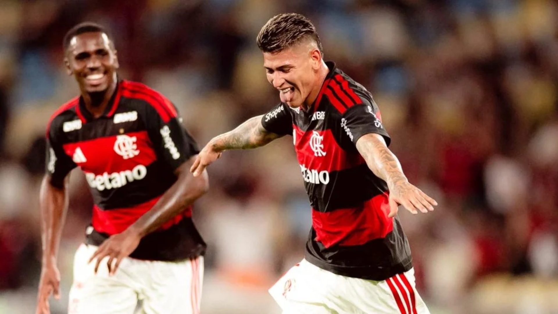 Flamengo aproveita expulsão no Vasco, desencanta no Carioca e sobe