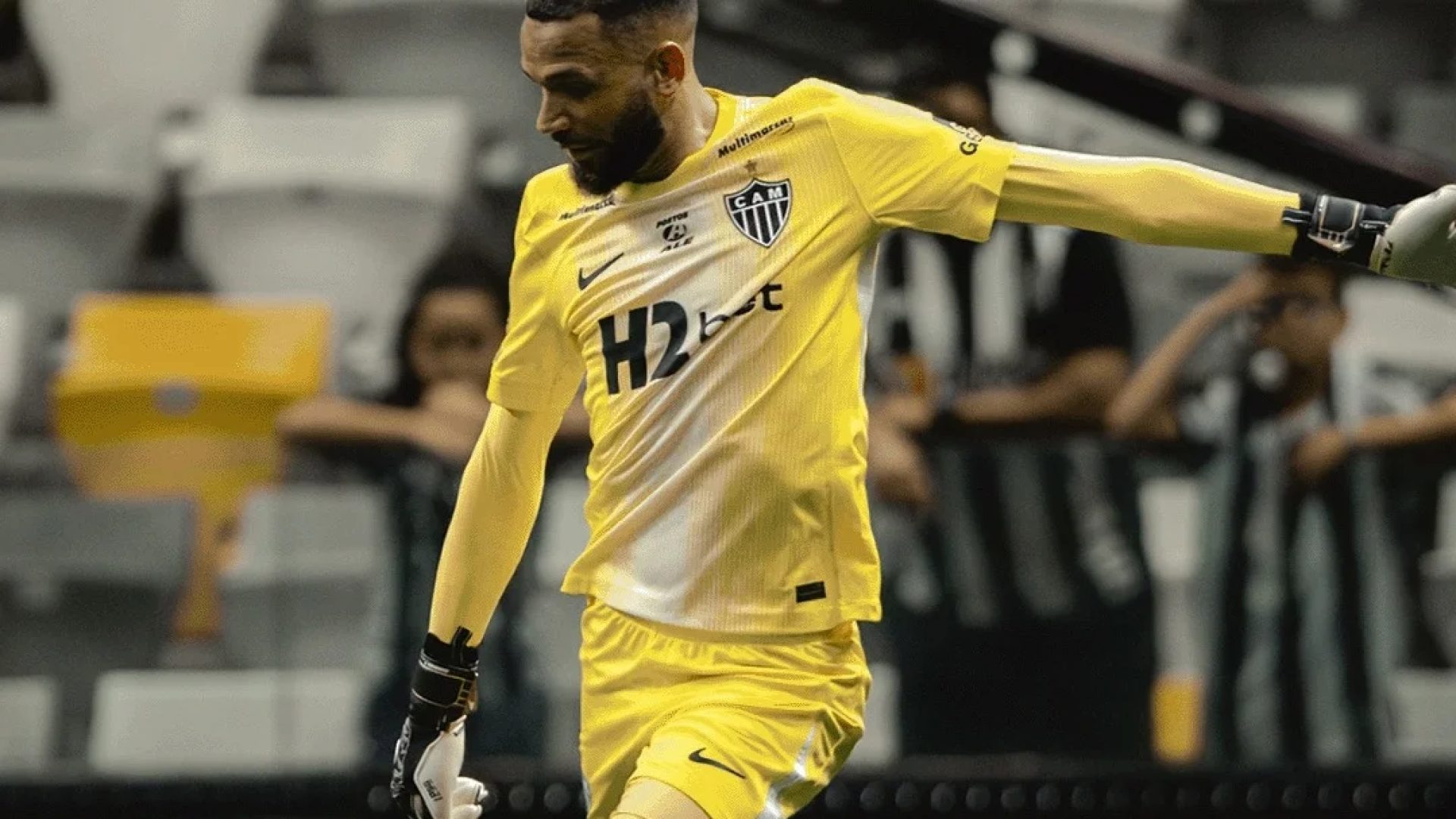 Everson brilha, Atlético-MG afunda Internacional e desencanta no Brasileirão