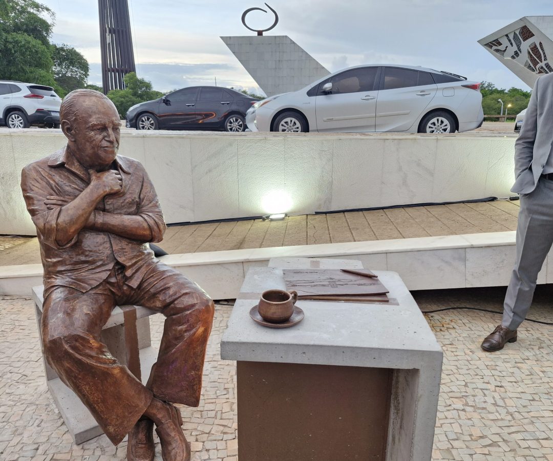 Estátua em homenagem a Oscar Niemeyer é inaugurada na Praça dos Três Poderes