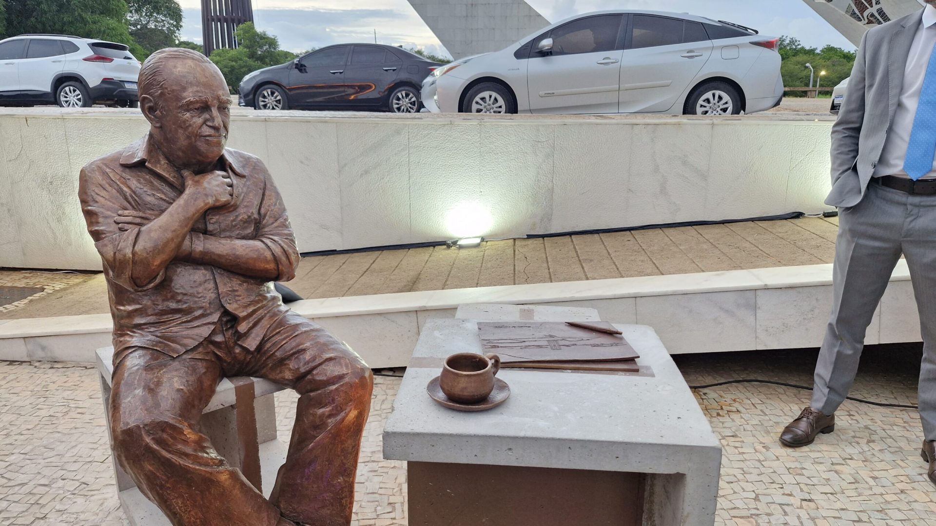 Estátua em homenagem a Oscar Niemeyer é inaugurada na Praça dos Três Poderes