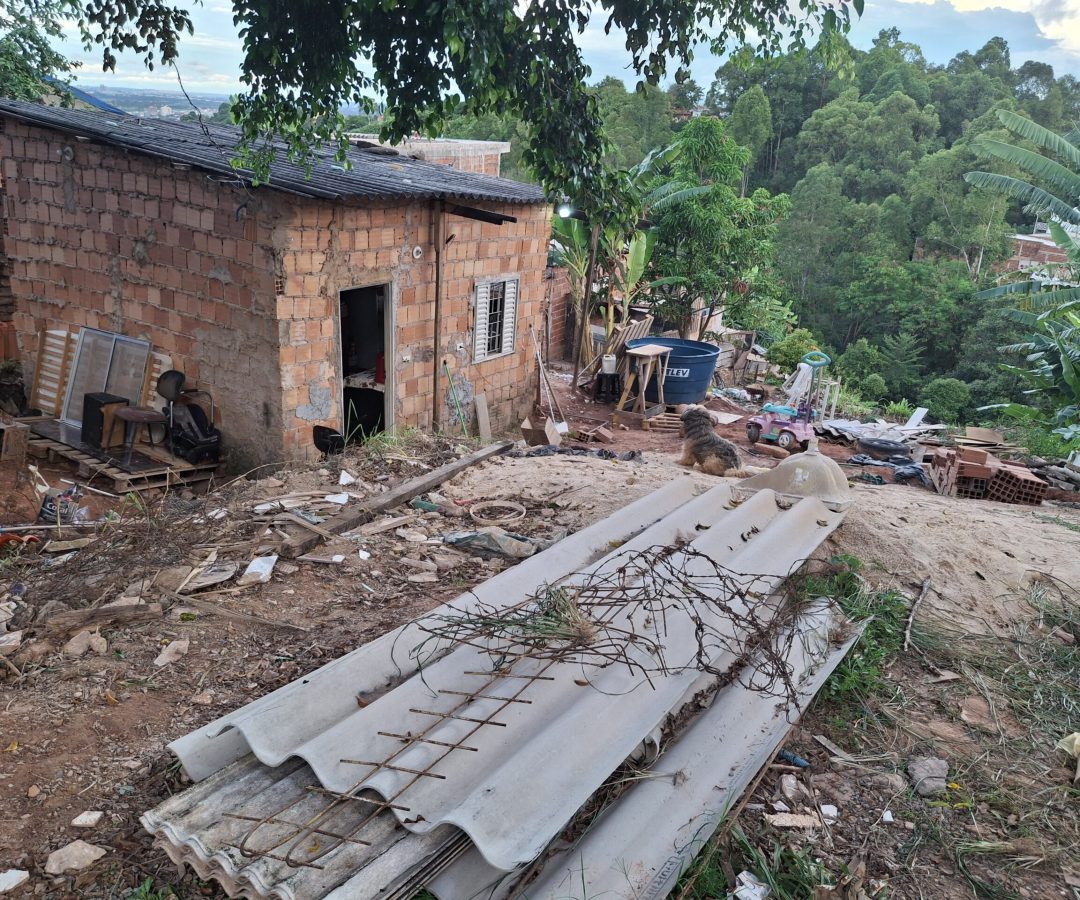 Família com quatro crianças busca ajuda para ampliar casa no DF