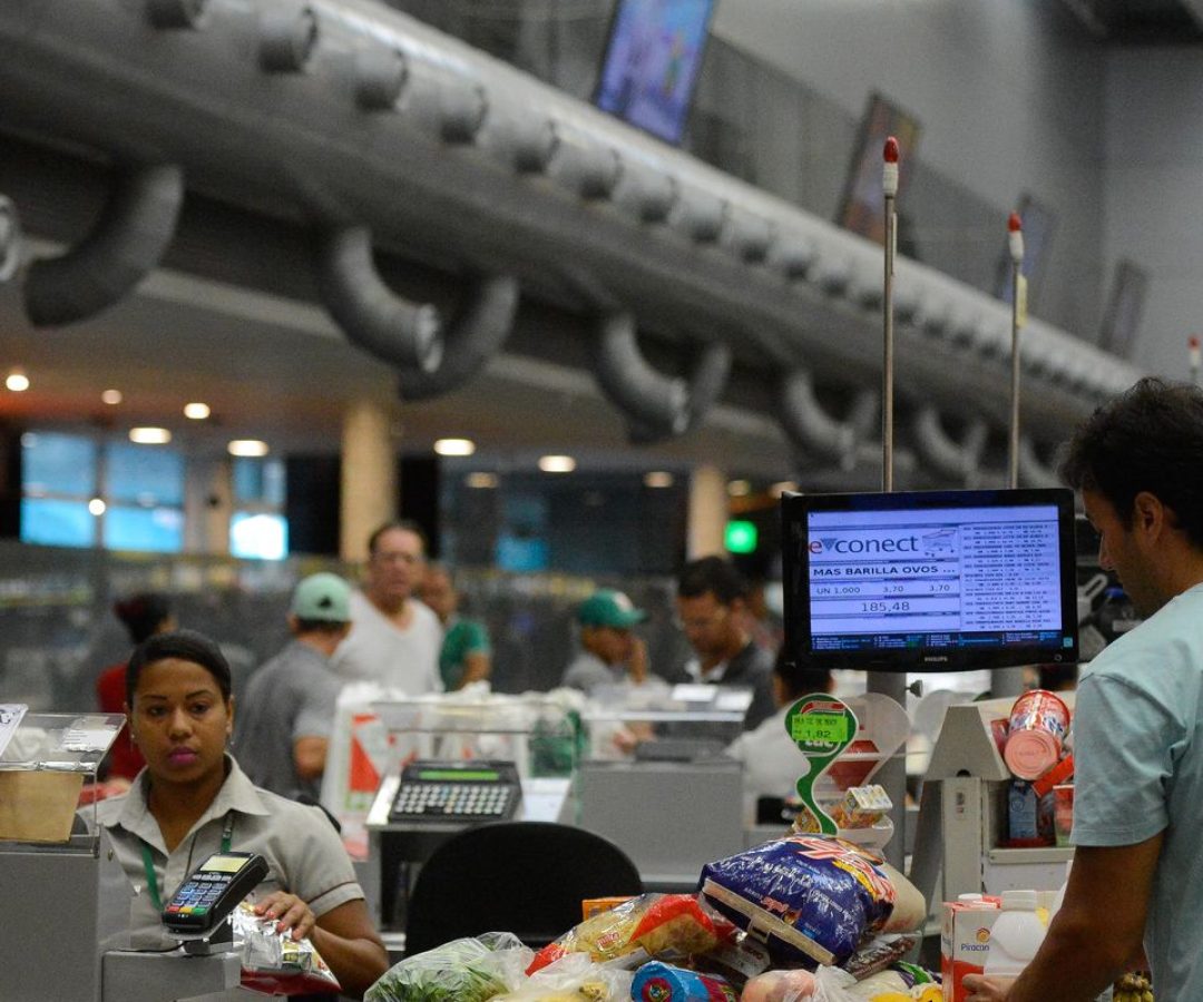 Governo adia por 90 dias regra sobre trabalho no comércio em feriados