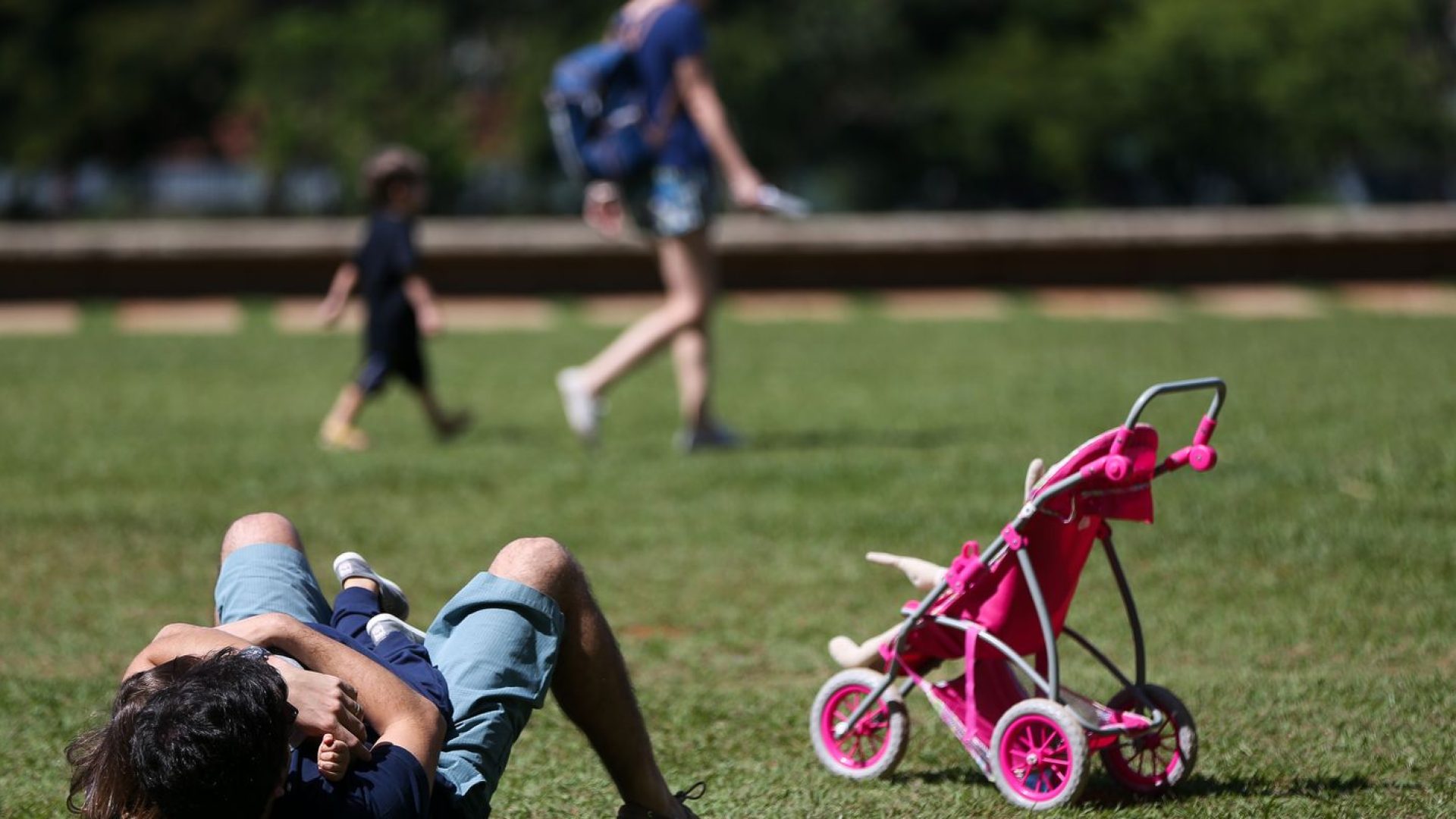 Licença-paternidade de até 20 dias é aprovada no Senado 
