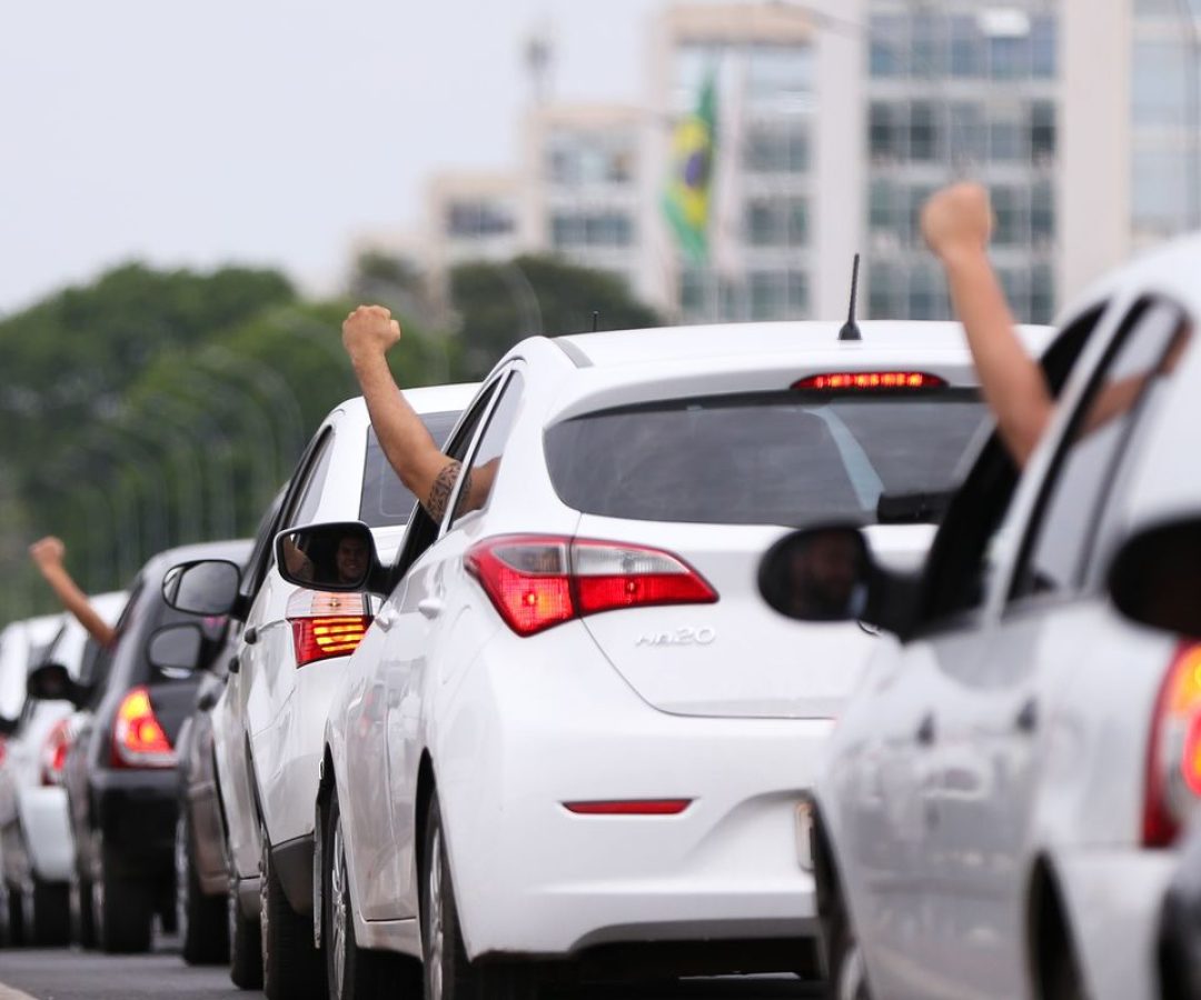 Motoristas de aplicativo caíram no “conto do vigário”, diz Sakamoto