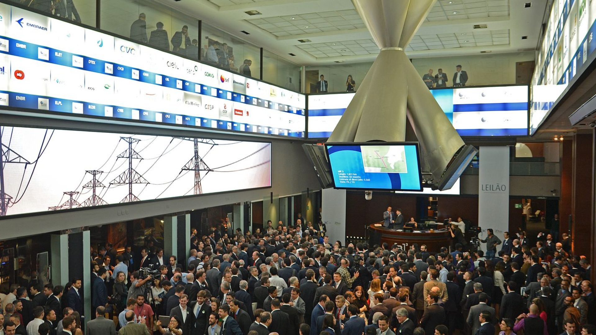 Ibovespa volta aos 174 mil pontos com aposta na Selic, e dólar cai