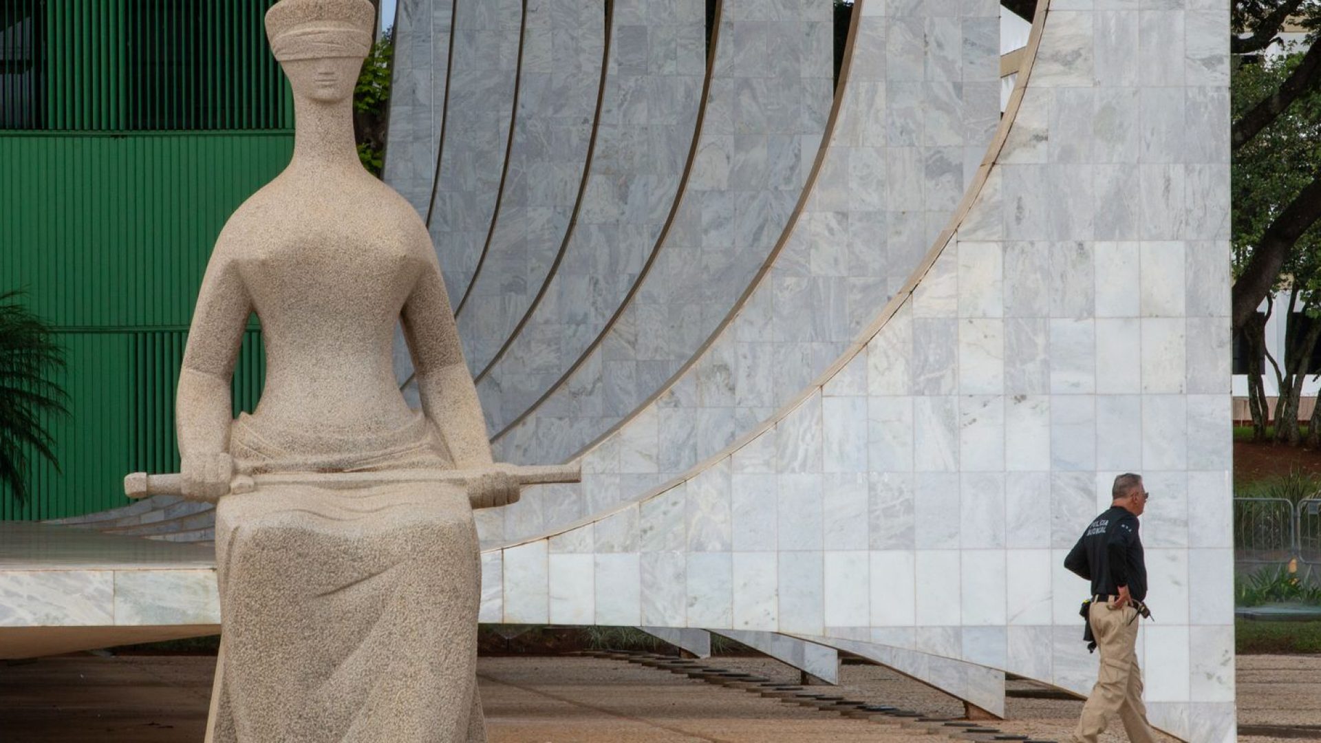 Moraes vota para condenar cinco PMs do DF a 16 anos de prisão