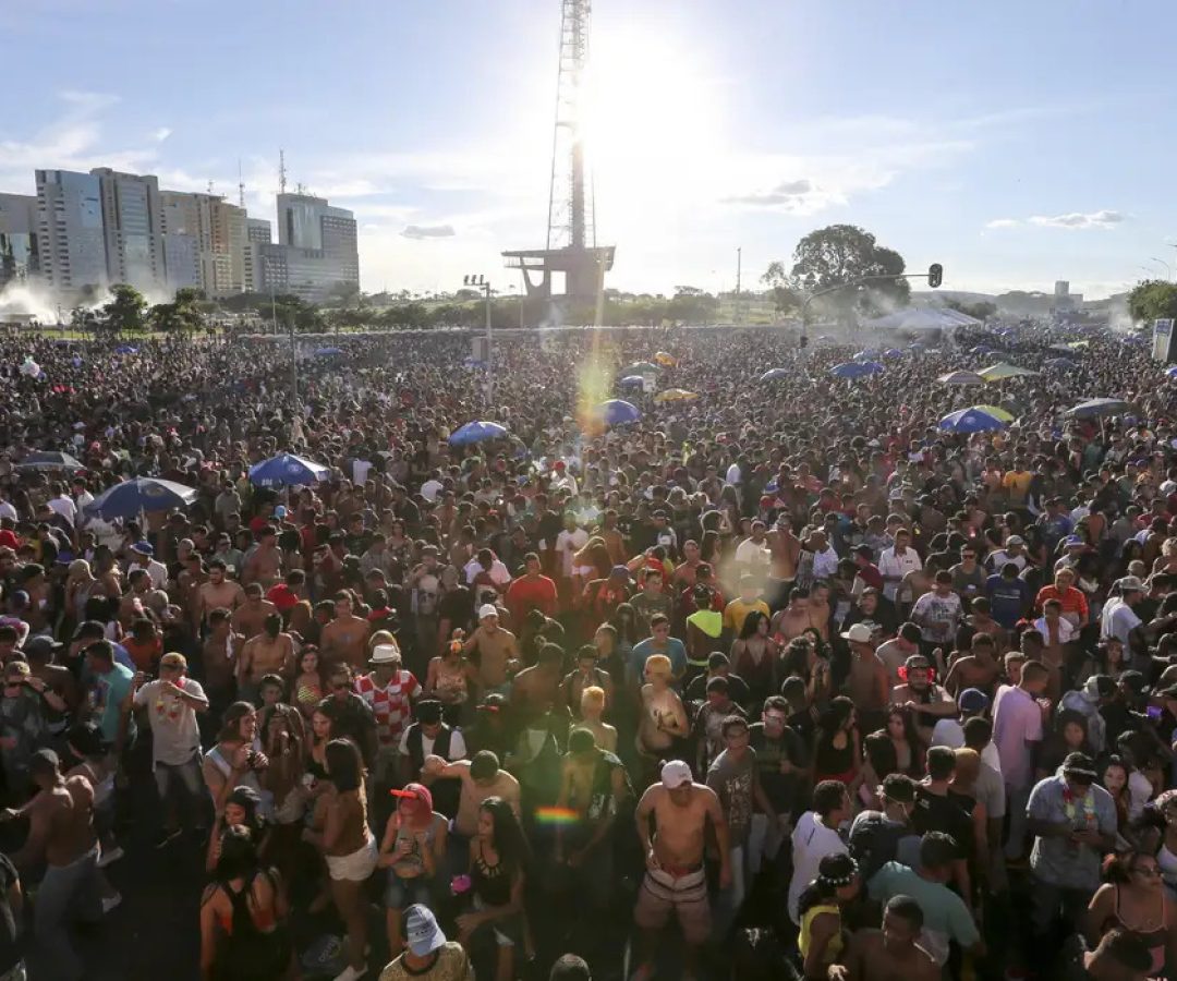 Frequentadores denunciam possível venda de bebidas alcoólicas para menores no carnaval de Brasília