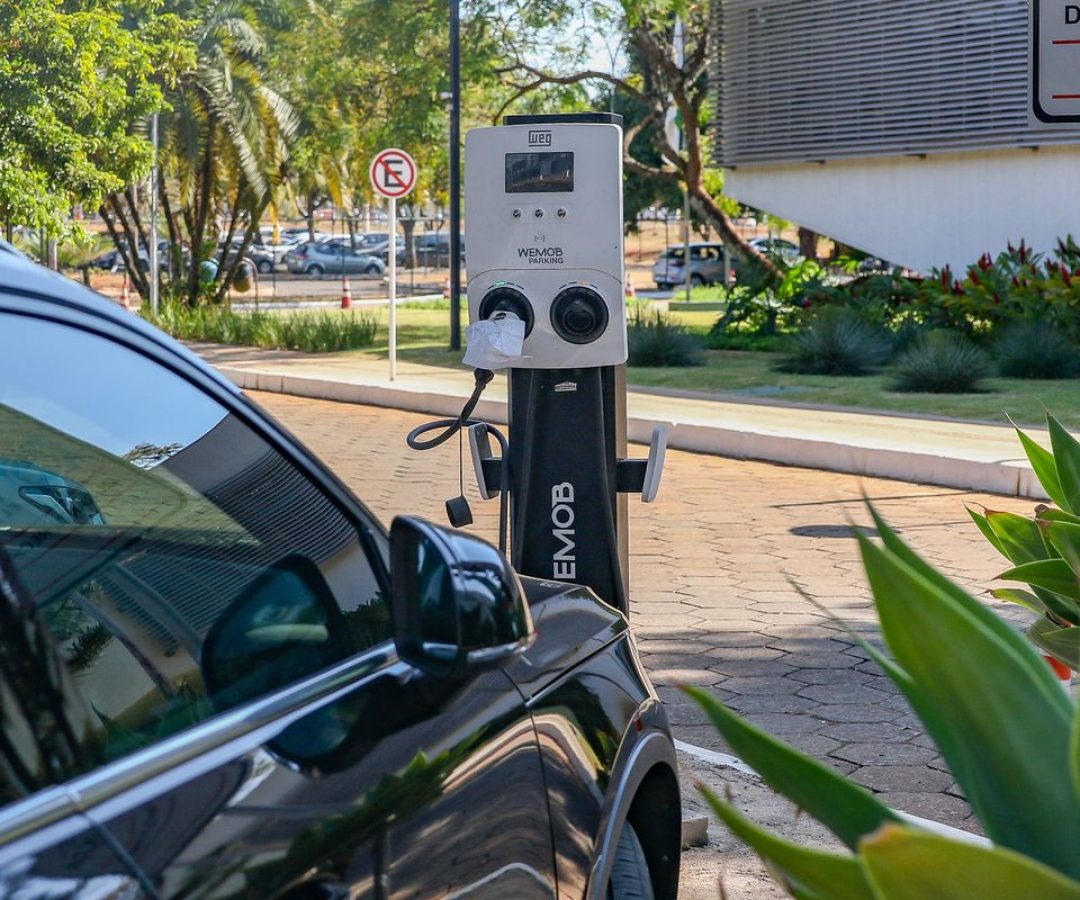 Governo mantém elevação de tarifas a carro elétrico e renova cota zero