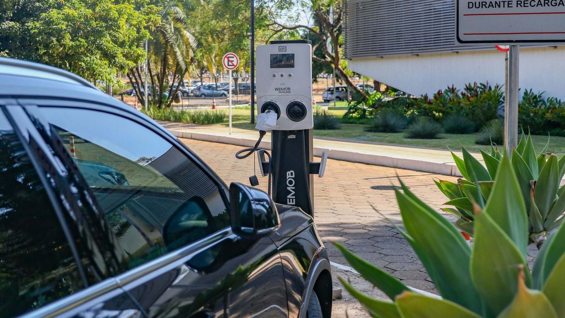 Governo mantém elevação de tarifas a carro elétrico e renova cota zero