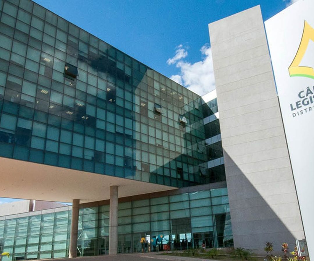 Deputados distritais extinguem jornada 6x1 de terceirizados