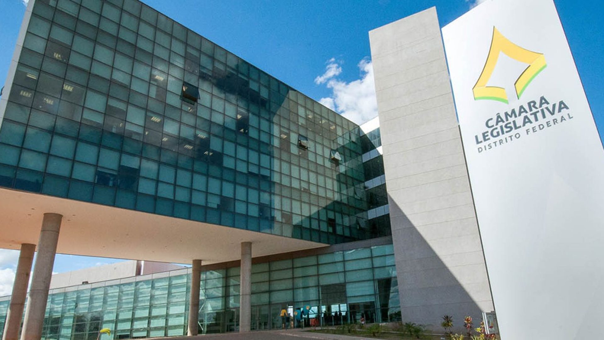 Deputados distritais extinguem jornada 6x1 de terceirizados