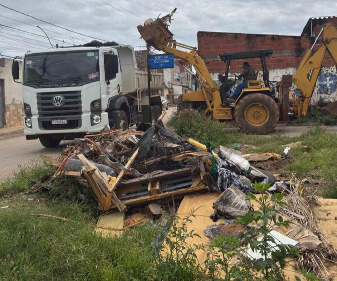 Ceilândia recebe manutenção urbana com aplicação de asfalto, limpeza e acessibilidade