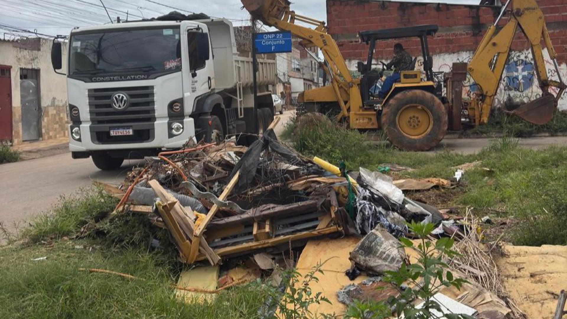 Ceilândia recebe manutenção urbana com aplicação de asfalto, limpeza e acessibilidade