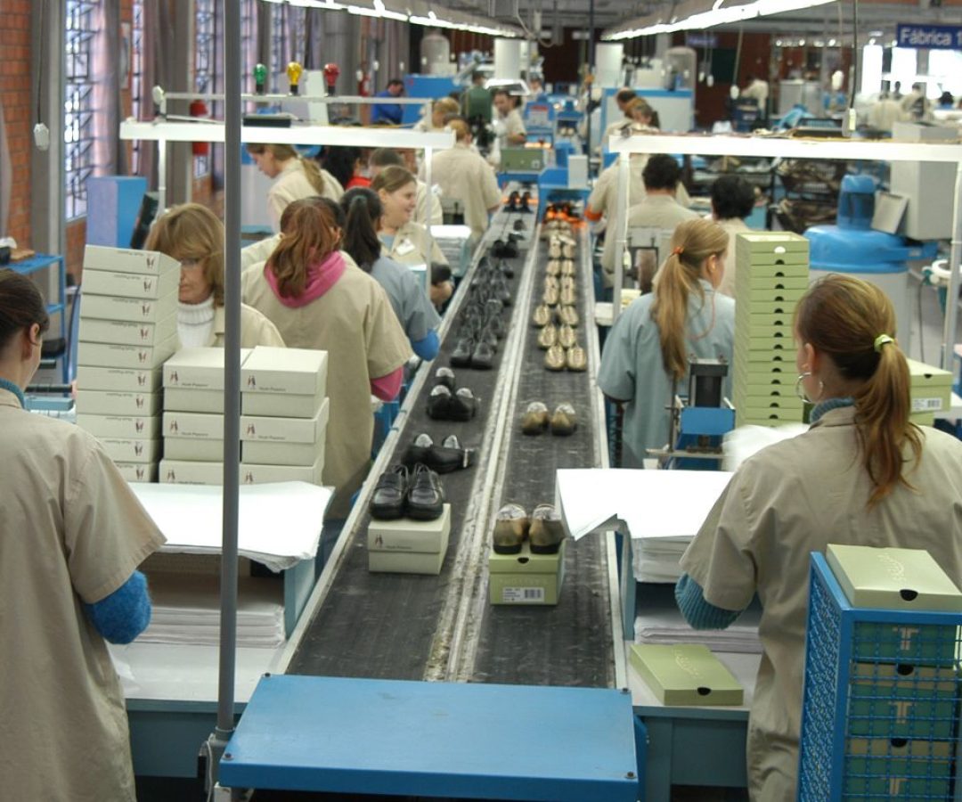 Faturamento da indústria sobe, mas emprego cai pelo terceiro mês