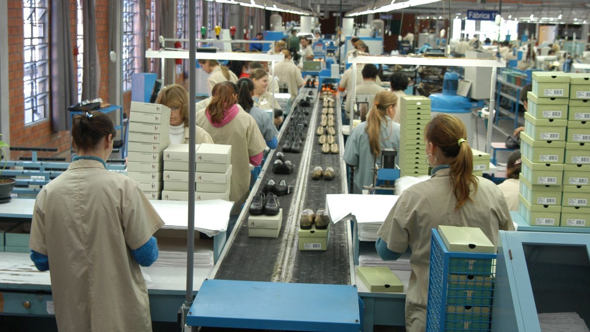 Faturamento da indústria sobe, mas emprego cai pelo terceiro mês