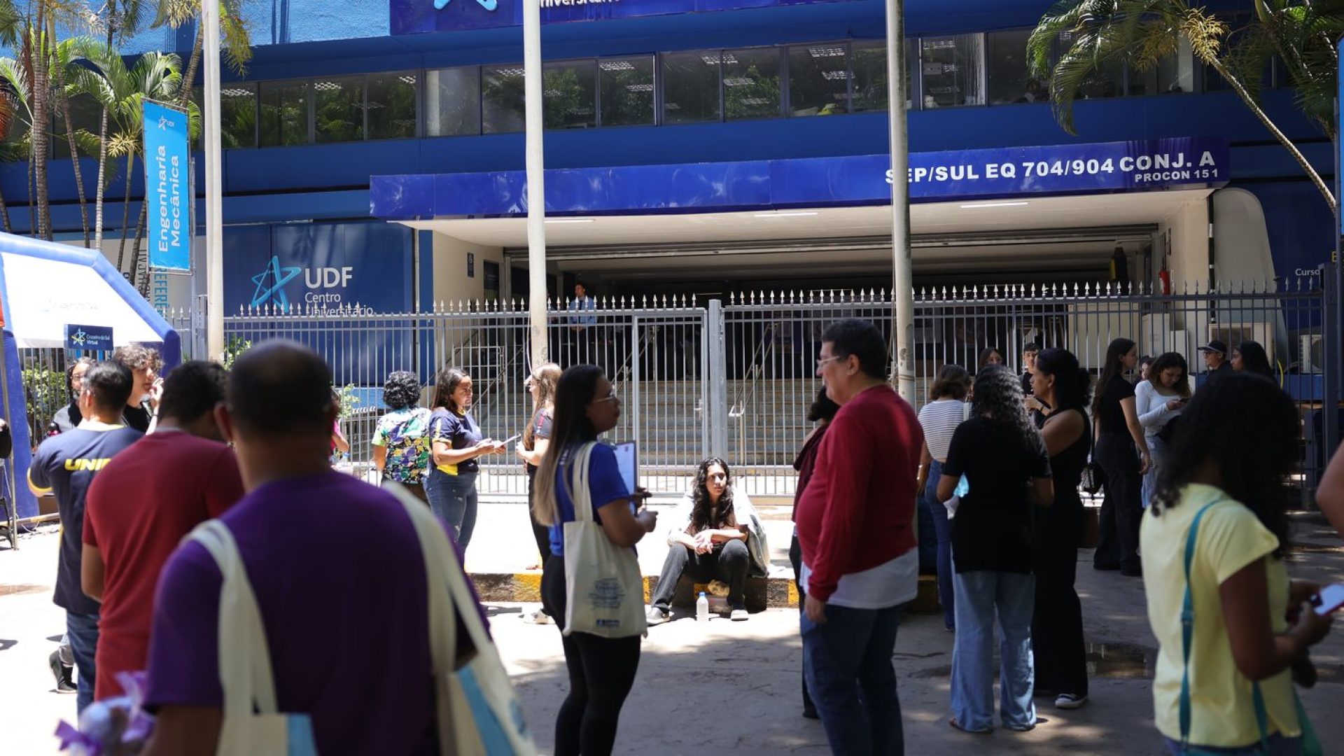 Estudantes chegam cedo para o Enem e relatam superação e confiança