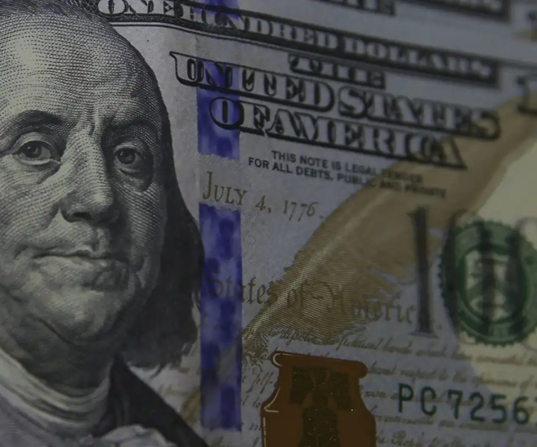 Dólar supera R$ 5,40 em meio a ajustes externos e tensão política