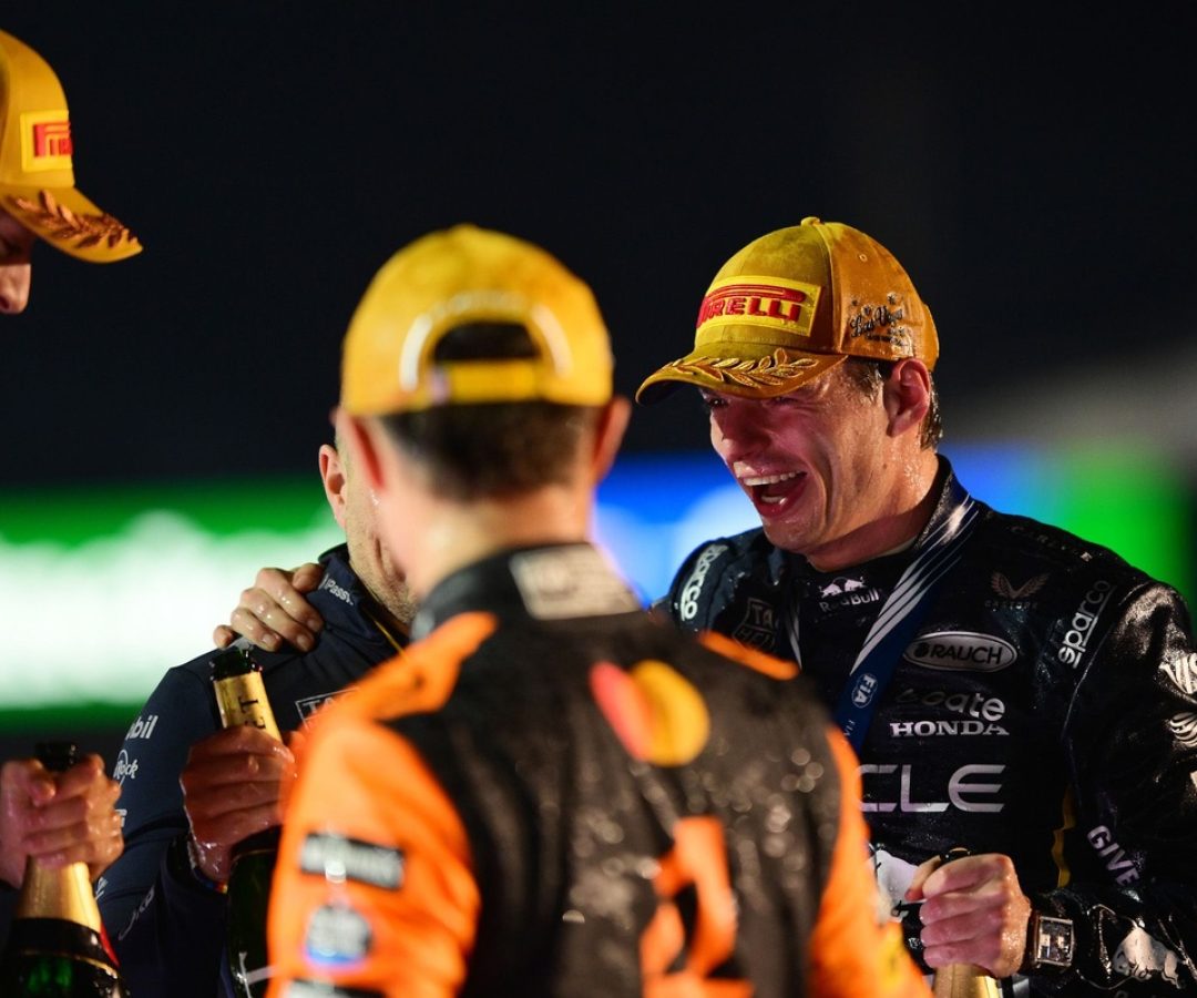 <div class="ms-item__thumb ">
    
<picture class="ms-item__picture ">
                        <source type="image/webp" srcset="https://cdn-4.motorsport.com/images/amp/6x7ZEjRY/s200/lando-norris-mclaren-max-verst.webp 200w, https://cdn-4.motorsport.com/images/amp/6x7ZEjRY/s300/lando-norris-mclaren-max-verst.webp 300w, https://cdn-4.motorsport.com/images/amp/6x7ZEjRY/s400/lando-norris-mclaren-max-verst.webp 400w, https://cdn-4.motorsport.com/images/amp/6x7ZEjRY/s500/lando-norris-mclaren-max-verst.webp 500w, https://cdn-4.motorsport.com/images/amp/6x7ZEjRY/s600/lando-norris-mclaren-max-verst.webp 600w, https://cdn-4.motorsport.com/images/amp/6x7ZEjRY/s700/lando-norris-mclaren-max-verst.webp 700w, https://cdn-4.motorsport.com/images/amp/6x7ZEjRY/s800/lando-norris-mclaren-max-verst.webp 800w, https://cdn-4.motorsport.com/images/amp/6x7ZEjRY/s900/lando-norris-mclaren-max-verst.webp 900w, https://cdn-4.motorsport.com/images/amp/6x7ZEjRY/s1000/lando-norris-mclaren-max-verst.webp 1000w, https://cdn-4.motorsport.com/images/amp/6x7ZEjRY/s1100/lando-norris-mclaren-max-verst.webp 1100w, https://cdn-4.motorsport.com/images/amp/6x7ZEjRY/s1200/lando-norris-mclaren-max-verst.webp 1200w" sizes="200px"></source>
                    <source type="image/jpeg" srcset="https://cdn-4.motorsport.com/images/amp/6x7ZEjRY/s200/lando-norris-mclaren-max-verst.jpg 200w, https://cdn-4.motorsport.com/images/amp/6x7ZEjRY/s300/lando-norris-mclaren-max-verst.jpg 300w, https://cdn-4.motorsport.com/images/amp/6x7ZEjRY/s400/lando-norris-mclaren-max-verst.jpg 400w, https://cdn-4.motorsport.com/images/amp/6x7ZEjRY/s500/lando-norris-mclaren-max-verst.jpg 500w, https://cdn-4.motorsport.com/images/amp/6x7ZEjRY/s600/lando-norris-mclaren-max-verst.jpg 600w, https://cdn-4.motorsport.com/images/amp/6x7ZEjRY/s700/lando-norris-mclaren-max-verst.jpg 700w, https://cdn-4.motorsport.com/images/amp/6x7ZEjRY/s800/lando-norris-mclaren-max-verst.jpg 800w, https://cdn-4.motorsport.com/images/amp/6x7ZEjRY/s900/lando-norris-mclaren-max-verst.jpg 900w, https://cdn-4.motorsport.com/images/amp/6x7ZEjRY/s1000/lando-norris-mclaren-max-verst.jpg 1000w, https://cdn-4.motorsport.com/images/amp/6x7ZEjRY/s1100/lando-norris-mclaren-max-verst.jpg 1100w, https://cdn-4.motorsport.com/images/amp/6x7ZEjRY/s1200/lando-norris-mclaren-max-verst.jpg 1200w" sizes="200px"></source>
            
    <img loading="lazy" width="200" height="133" class="ms-item__img ms-item__img--3_2 " src="https://cdn-3.motorsport.com/images/amp/6x7ZEjRY/s200/lando-norris-mclaren-max-verst.jpg" alt="Veja como fica a tabela da F1 2025 pós-desclassificação da McLaren no GP de Las Vegas">
    </picture>
    <div class="ms-item__thumb-info">
        <p class="ms-item__thumb-title">
            Veja como fica a tabela da F1 2025 pós-desclassificação da McLaren no GP de Las Vegas        </p>
    </div>

    <div class="ms-item__thumb-info-top">
        
                    
<div class="msnt-badge font-secondary font-bold inline-flex uppercase items-center gap-1 msnt-badge--default msnt-badge--sm -skew-x-3 ms-item__thumb-series !hidden">
    
    <span class="skew-x-3 -mt-0.5">Fórmula 1</span>
</div>            </div>

    
            <span class="ms-item__play ">
            <svg class="ms-item__play-icon">
                <use xlink:href="/design/dist/critical/icons/sprite-common-1-3d95249d302790eb176ee8318a65f93e.svg#player-play-filled"></use>
            </svg>
        </span>
    </div>    
    
    <div class="ms-item__info">
        <div class="ms-item__info-top">
            <div class="ms-item__info-conditional ms-item__info-conditional--prime">
                            </div>

                                                <span class="ms-item__series ms-item__series--ultra-short">F1</span>
                
                <span class="ms-item__series ms-item__series--title">Fórmula 1</span>
            
                            <div class="ms-item__info-conditional">
                                    </div>
            
            <span class="ms-item__icon--trending" data-count-type="trending">
                <svg>
                    <use xlink:href="/design/dist/critical/icons/sprite-common-1-3d95249d302790eb176ee8318a65f93e.svg#ms-hot"></use>
                </svg>
            </span>

                        <time class="ms-item__date " datetime="2025-11-23T09:47:28Z">
                23 h            </time>
                    </div>

        
                <div class="ms-item__title">Veja como fica a tabela da F1 2025 pós-desclassificação da McLaren no GP de Las Vegas</div>

        
            </div>