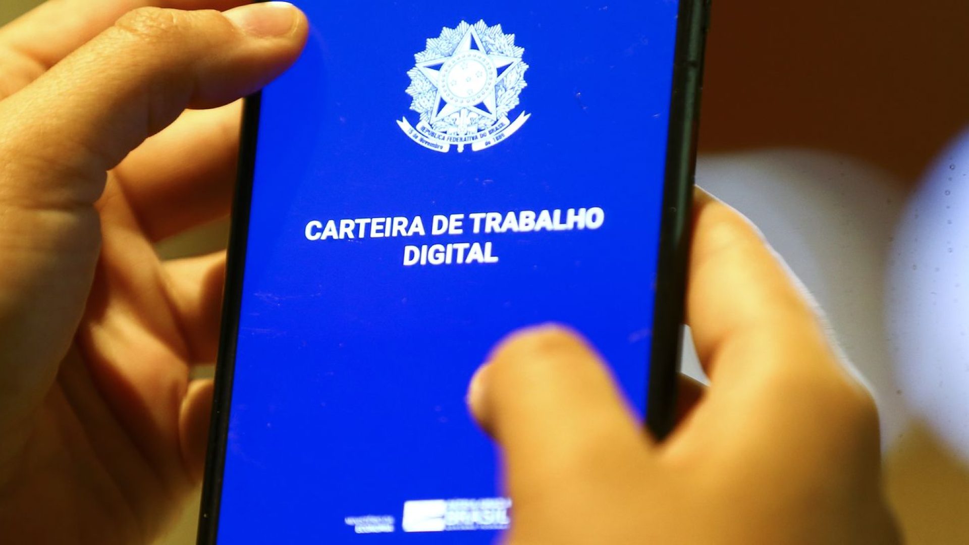 Taxa de desemprego cai para 5,4%, a menor desde 2012