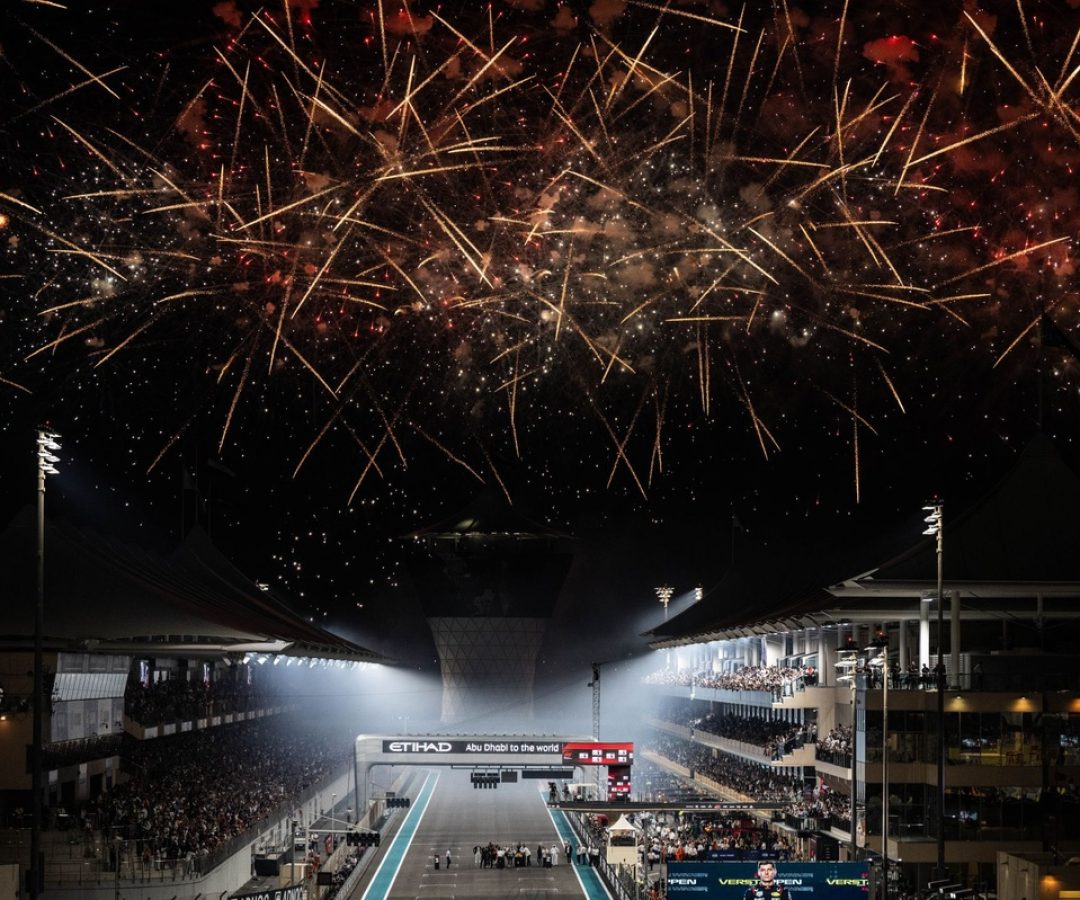 <div class="ms-item__thumb ">
    
<picture class="ms-item__picture ">
                        <source type="image/webp" srcset="https://cdn-2.motorsport.com/images/amp/0L17Z5W2/s200/fireworks-light-the-sky-at-the.webp 200w, https://cdn-2.motorsport.com/images/amp/0L17Z5W2/s300/fireworks-light-the-sky-at-the.webp 300w, https://cdn-2.motorsport.com/images/amp/0L17Z5W2/s400/fireworks-light-the-sky-at-the.webp 400w, https://cdn-2.motorsport.com/images/amp/0L17Z5W2/s500/fireworks-light-the-sky-at-the.webp 500w, https://cdn-2.motorsport.com/images/amp/0L17Z5W2/s600/fireworks-light-the-sky-at-the.webp 600w, https://cdn-2.motorsport.com/images/amp/0L17Z5W2/s700/fireworks-light-the-sky-at-the.webp 700w, https://cdn-2.motorsport.com/images/amp/0L17Z5W2/s800/fireworks-light-the-sky-at-the.webp 800w, https://cdn-2.motorsport.com/images/amp/0L17Z5W2/s900/fireworks-light-the-sky-at-the.webp 900w, https://cdn-2.motorsport.com/images/amp/0L17Z5W2/s1000/fireworks-light-the-sky-at-the.webp 1000w, https://cdn-2.motorsport.com/images/amp/0L17Z5W2/s1100/fireworks-light-the-sky-at-the.webp 1100w, https://cdn-2.motorsport.com/images/amp/0L17Z5W2/s1200/fireworks-light-the-sky-at-the.webp 1200w" sizes="200px"></source>
                    <source type="image/jpeg" srcset="https://cdn-2.motorsport.com/images/amp/0L17Z5W2/s200/fireworks-light-the-sky-at-the.jpg 200w, https://cdn-2.motorsport.com/images/amp/0L17Z5W2/s300/fireworks-light-the-sky-at-the.jpg 300w, https://cdn-2.motorsport.com/images/amp/0L17Z5W2/s400/fireworks-light-the-sky-at-the.jpg 400w, https://cdn-2.motorsport.com/images/amp/0L17Z5W2/s500/fireworks-light-the-sky-at-the.jpg 500w, https://cdn-2.motorsport.com/images/amp/0L17Z5W2/s600/fireworks-light-the-sky-at-the.jpg 600w, https://cdn-2.motorsport.com/images/amp/0L17Z5W2/s700/fireworks-light-the-sky-at-the.jpg 700w, https://cdn-2.motorsport.com/images/amp/0L17Z5W2/s800/fireworks-light-the-sky-at-the.jpg 800w, https://cdn-2.motorsport.com/images/amp/0L17Z5W2/s900/fireworks-light-the-sky-at-the.jpg 900w, https://cdn-2.motorsport.com/images/amp/0L17Z5W2/s1000/fireworks-light-the-sky-at-the.jpg 1000w, https://cdn-2.motorsport.com/images/amp/0L17Z5W2/s1100/fireworks-light-the-sky-at-the.jpg 1100w, https://cdn-2.motorsport.com/images/amp/0L17Z5W2/s1200/fireworks-light-the-sky-at-the.jpg 1200w" sizes="200px"></source>
            
    <img loading="lazy" width="200" height="133" class="ms-item__img ms-item__img--3_2 " src="https://cdn-4.motorsport.com/images/amp/0L17Z5W2/s200/fireworks-light-the-sky-at-the.jpg" alt="F1: Norris domina sexta-feira e Verstappen é P2! Acompanhe debate AO VIVO no Sexta Livre ">
    </picture>
    <div class="ms-item__thumb-info">
        <p class="ms-item__thumb-title">
            F1: Norris domina sexta-feira e Verstappen é P2! Acompanhe debate AO VIVO no Sexta Livre         </p>
    </div>

    <div class="ms-item__thumb-info-top">
        
                    
<div class="msnt-badge font-secondary font-bold inline-flex uppercase items-center gap-1 msnt-badge--default msnt-badge--sm -skew-x-3 ms-item__thumb-series !hidden">
    
    <span class="skew-x-3 -mt-0.5">Fórmula 1</span>
</div>            </div>

    
            <span class="ms-item__play ">
            <svg class="ms-item__play-icon">
                <use xlink:href="/design/dist/critical/icons/sprite-common-1-3d95249d302790eb176ee8318a65f93e.svg#player-play-filled"></use>
            </svg>
        </span>
    </div>    
    
    <div class="ms-item__info">
        <div class="ms-item__info-top">
            <div class="ms-item__info-conditional ms-item__info-conditional--prime">
                            </div>

                                                <span class="ms-item__series ms-item__series--ultra-short">F1</span>
                
                <span class="ms-item__series ms-item__series--title">Fórmula 1</span>
            
                            <div class="ms-item__info-conditional">
                                    </div>
            
            <span class="ms-item__icon--trending" data-count-type="trending">
                <svg>
                    <use xlink:href="/design/dist/critical/icons/sprite-common-1-3d95249d302790eb176ee8318a65f93e.svg#ms-hot"></use>
                </svg>
            </span>

                        <time class="ms-item__date " datetime="2025-12-05T14:03:57Z">
                17 h            </time>
                    </div>

        
                <div class="ms-item__title">F1: Norris domina sexta-feira e Verstappen é P2! Acompanhe debate AO VIVO no Sexta Livre </div>

        
            </div>