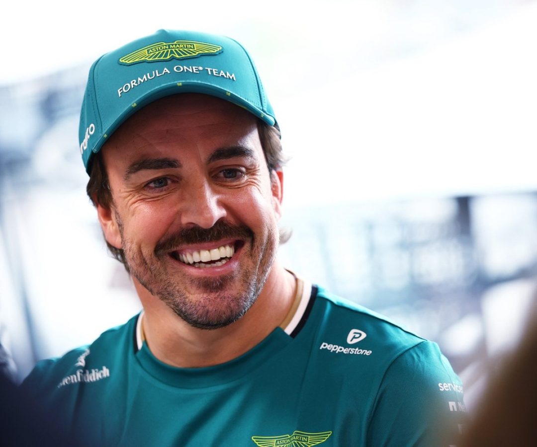 Alonso exibe Aston Martin rara avaliada em R$ 16,3 milhões