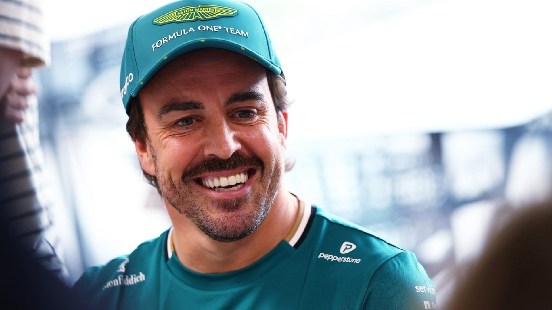 Alonso exibe Aston Martin rara avaliada em R$ 16,3 milhões