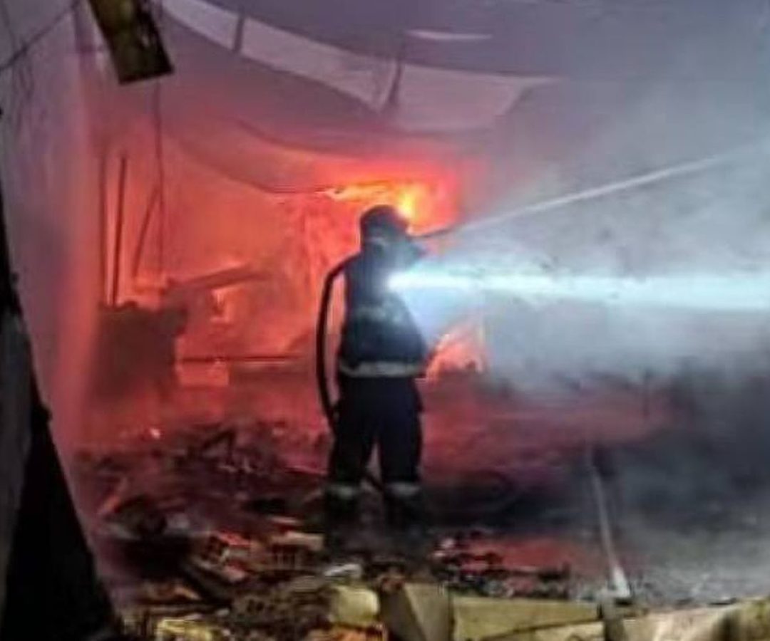 Incêndio destrói empresas e creche na zona leste de São Paulo