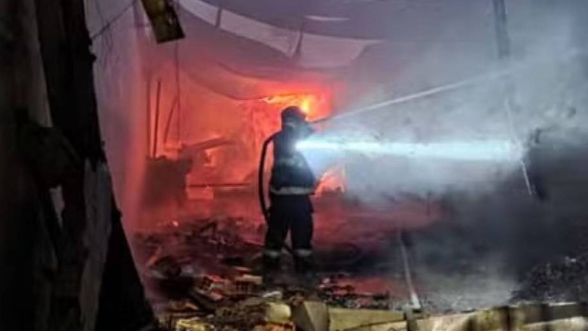 Incêndio destrói empresas e creche na zona leste de São Paulo