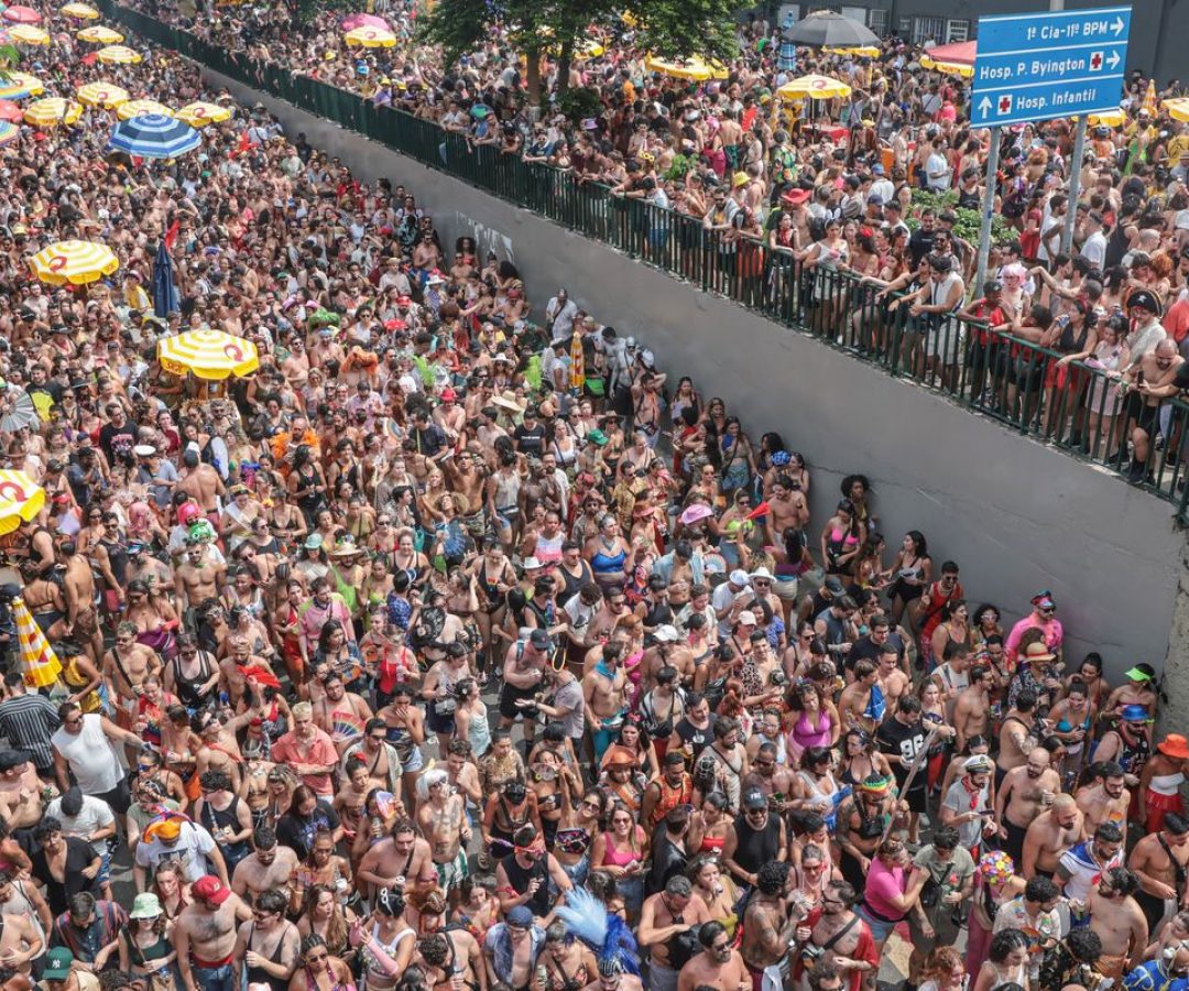 Tarde de blocos no Bixiga valoriza músicas brasileiras em São Paulo