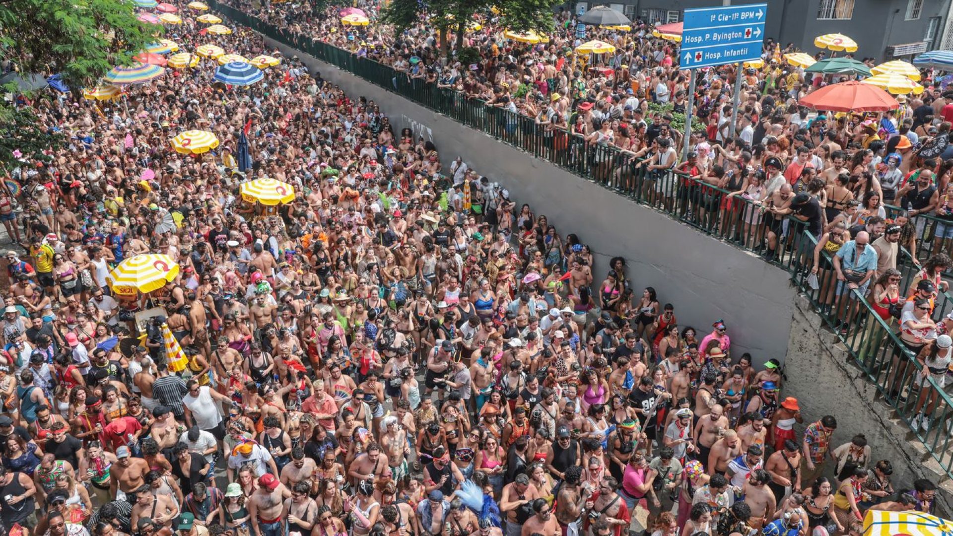 Tarde de blocos no Bixiga valoriza músicas brasileiras em São Paulo