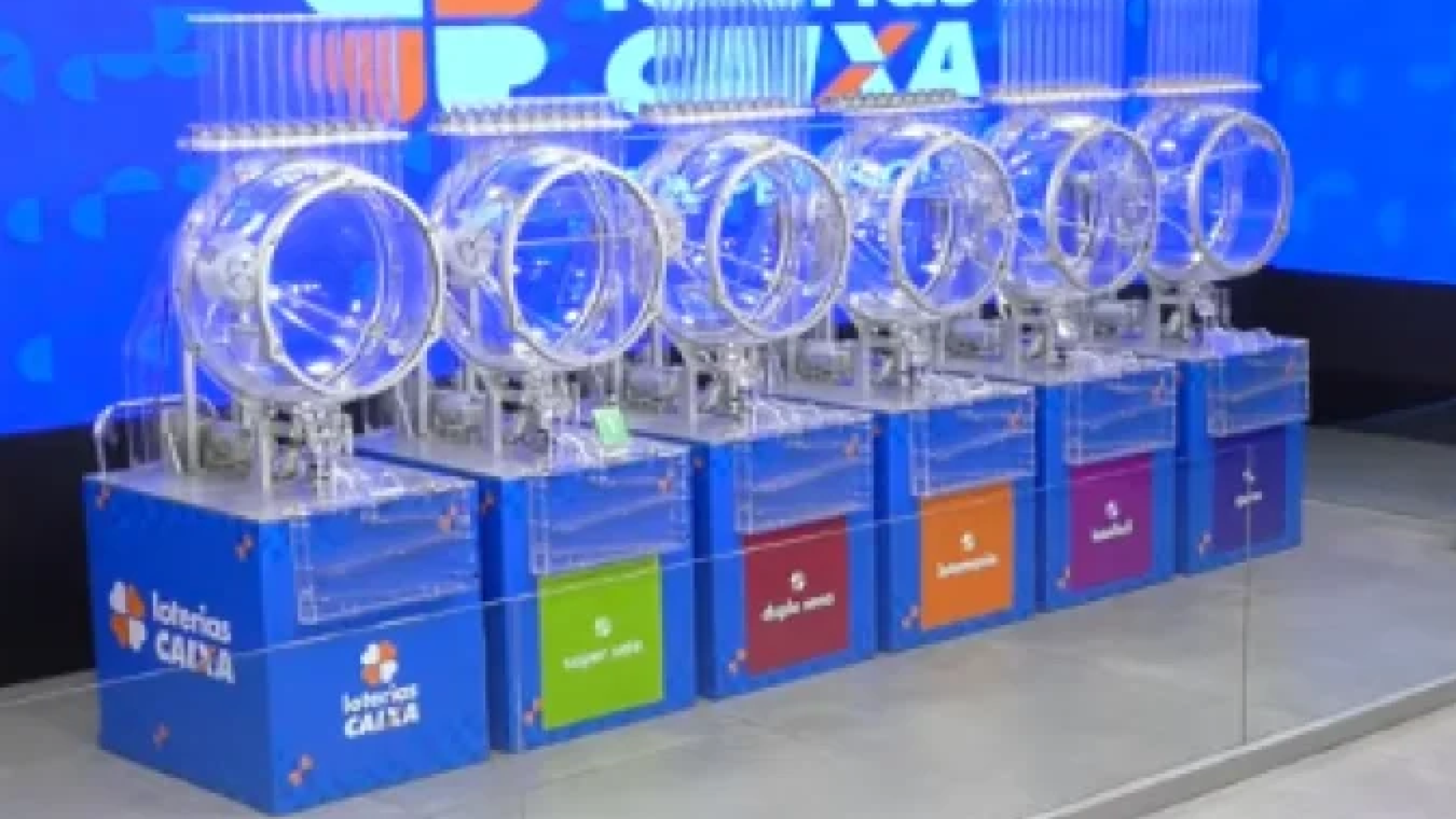A Caixa Econômica Federal sorteia, na noite desta segunda-feira (16/3), cinco loterias: os concursos 6977 da Quina, o 3637 da Lotofácil, o 2900 da Lotomania, 2937 da Dupla-Sena e o 823 da Super Sete. -  (crédito: Reprodução Youtube)