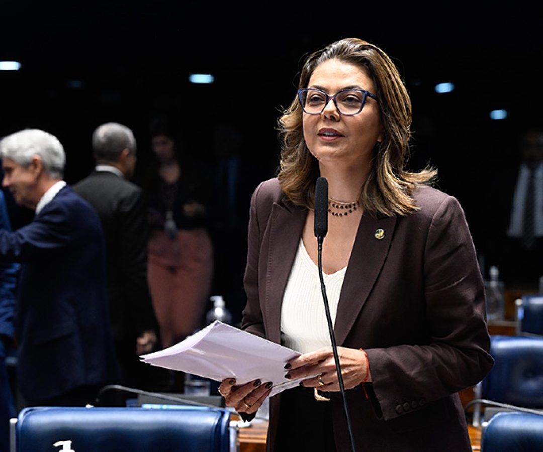À bancada, em pronunciamento, senadora Leila Barros (PDT-DF).