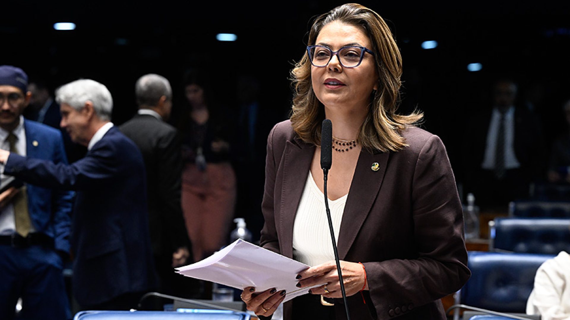 À bancada, em pronunciamento, senadora Leila Barros (PDT-DF).