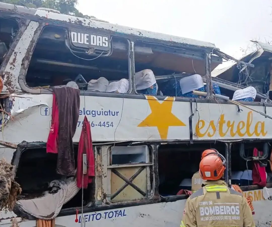 Vítimas de tombamento de ônibus em Petrópolis são do sexo feminino