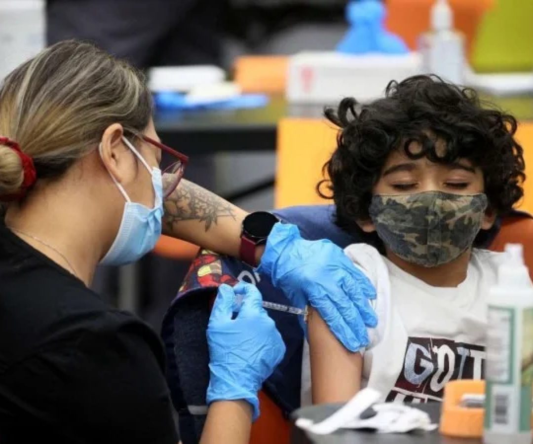 Criança se vacina contra a Covid-19, em Brasília -  (crédito: SCOTT OLSON / GETTY IMAGES NORTH AMERICA / AFP)
