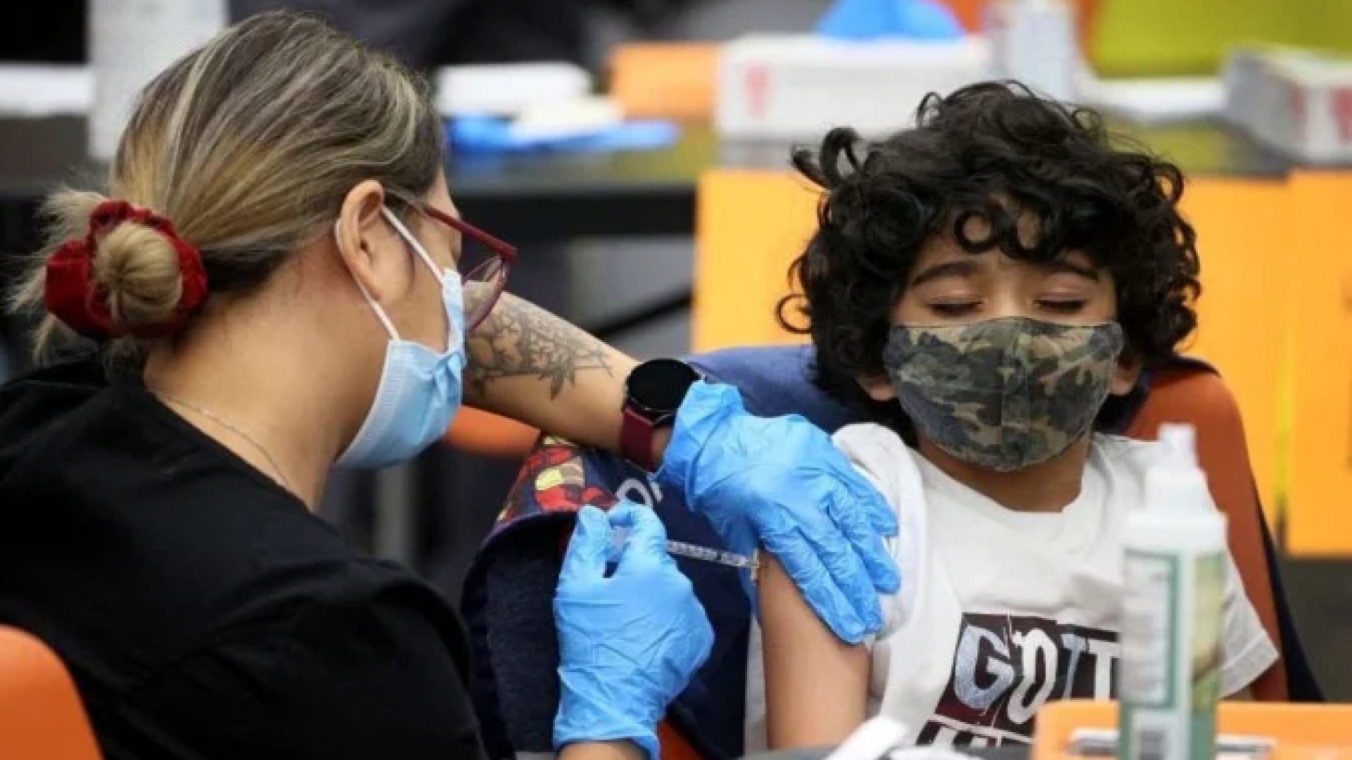 Criança se vacina contra a Covid-19, em Brasília -  (crédito: SCOTT OLSON / GETTY IMAGES NORTH AMERICA / AFP)