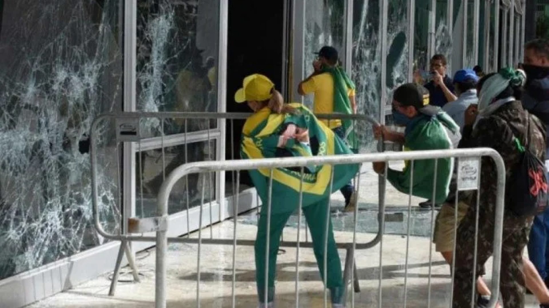 V&acirc;ndalos depredaram as sedes dos Tr&ecirc;s Poderes em 8 de janeiro de 2023 -  (crédito: Ton Molina/AFP)