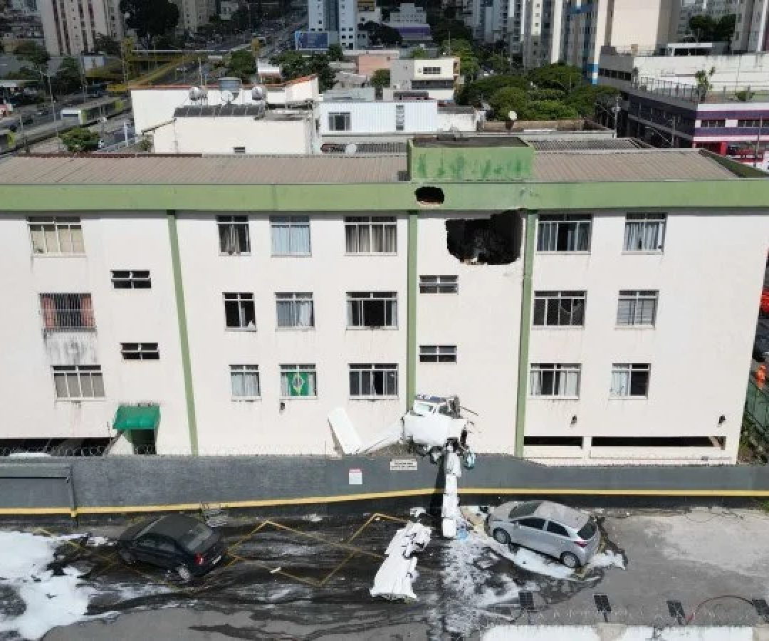 Com o impacto, o avião abriu um buraco no terceiro andar do edifício do Bairro Silveira, em Belo Horizonte: nenhum morador foi atingido -  (crédito:  Leandro Couri/EM/D.A Press)