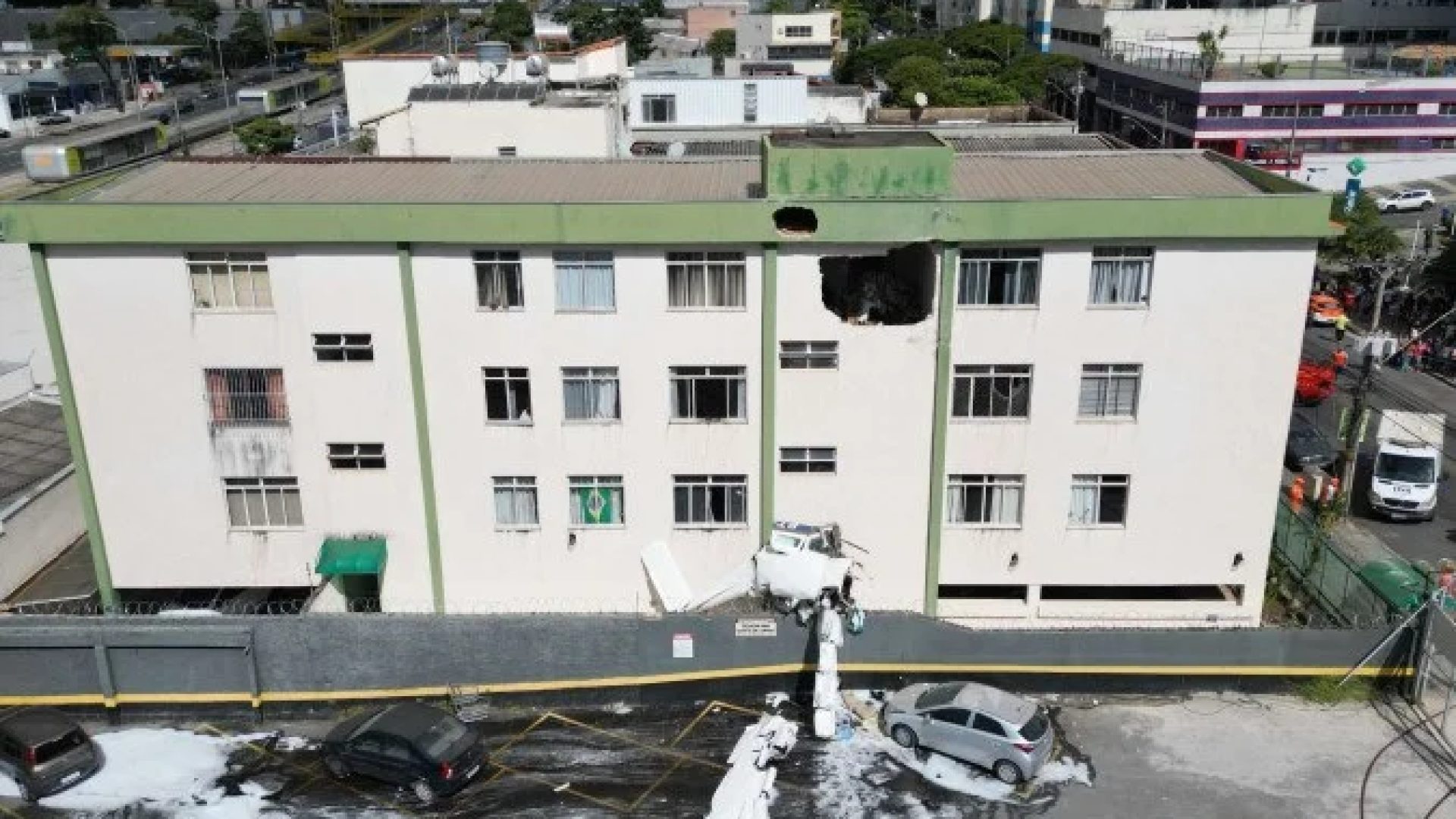 Com o impacto, o avião abriu um buraco no terceiro andar do edifício do Bairro Silveira, em Belo Horizonte: nenhum morador foi atingido -  (crédito:  Leandro Couri/EM/D.A Press)