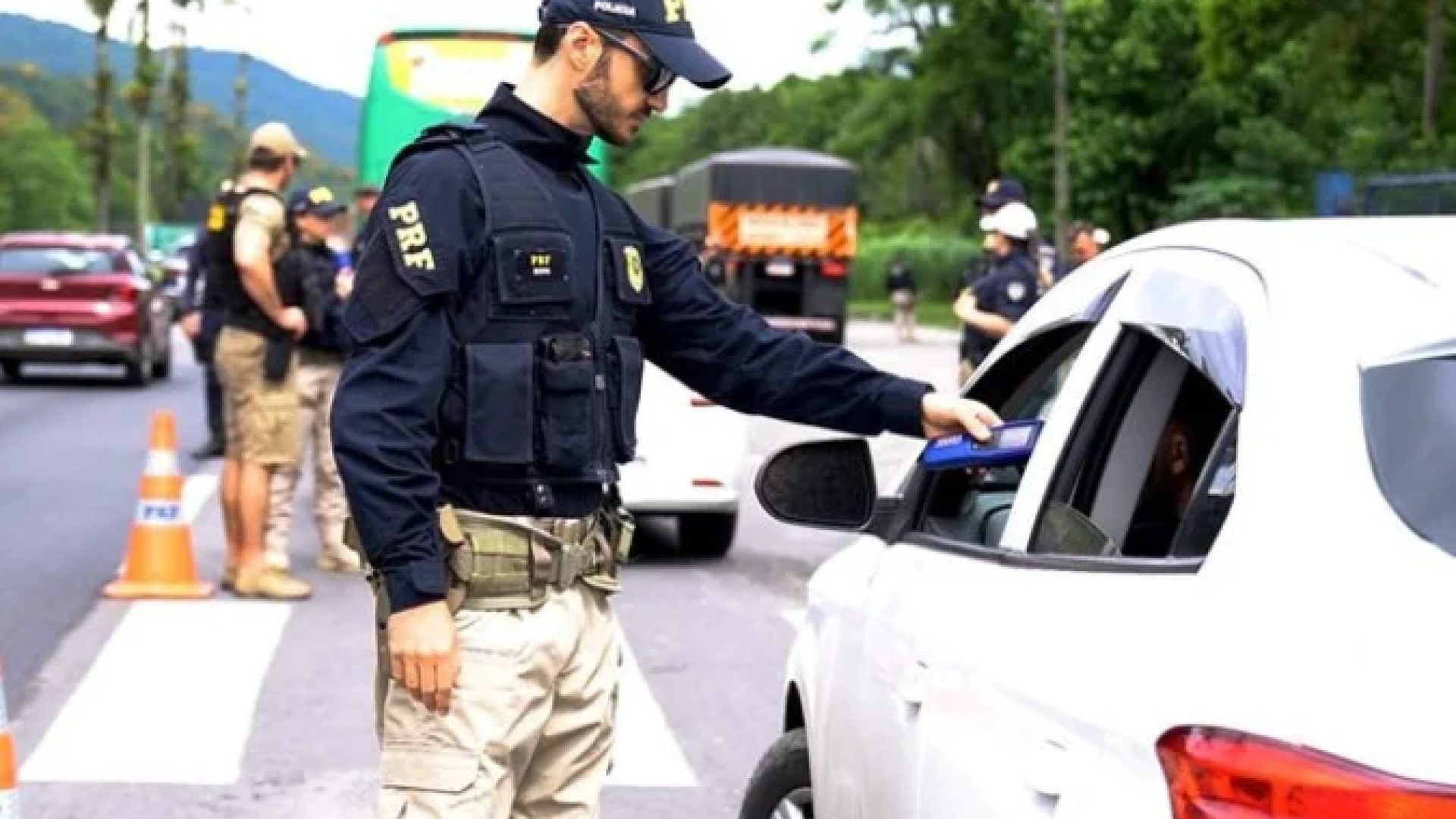 No esforço de fiscalização, a PRF abordou 5,48 milhões de pessoas e fiscalizou 4,67 milhões de veículos -  (crédito: Divulgação / PRF)