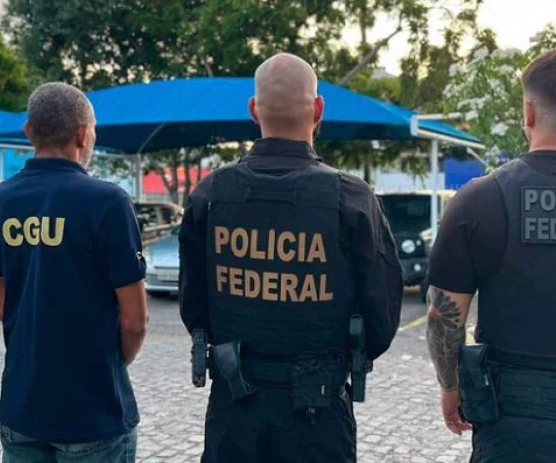 Policiais federais e auditores da CGU durante cumprimento de mandados da Operação Gênesis em Itacaré, Bahia -  (crédito: Controladoria-Geral da União)