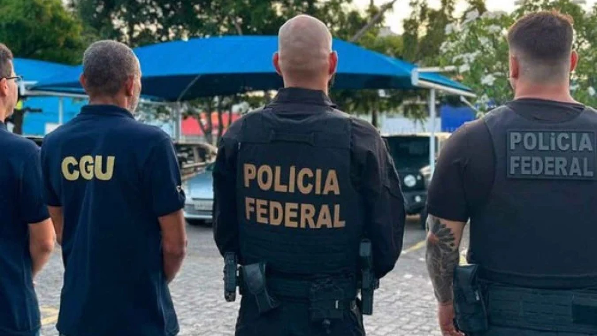 Policiais federais e auditores da CGU durante cumprimento de mandados da Operação Gênesis em Itacaré, Bahia -  (crédito: Controladoria-Geral da União)