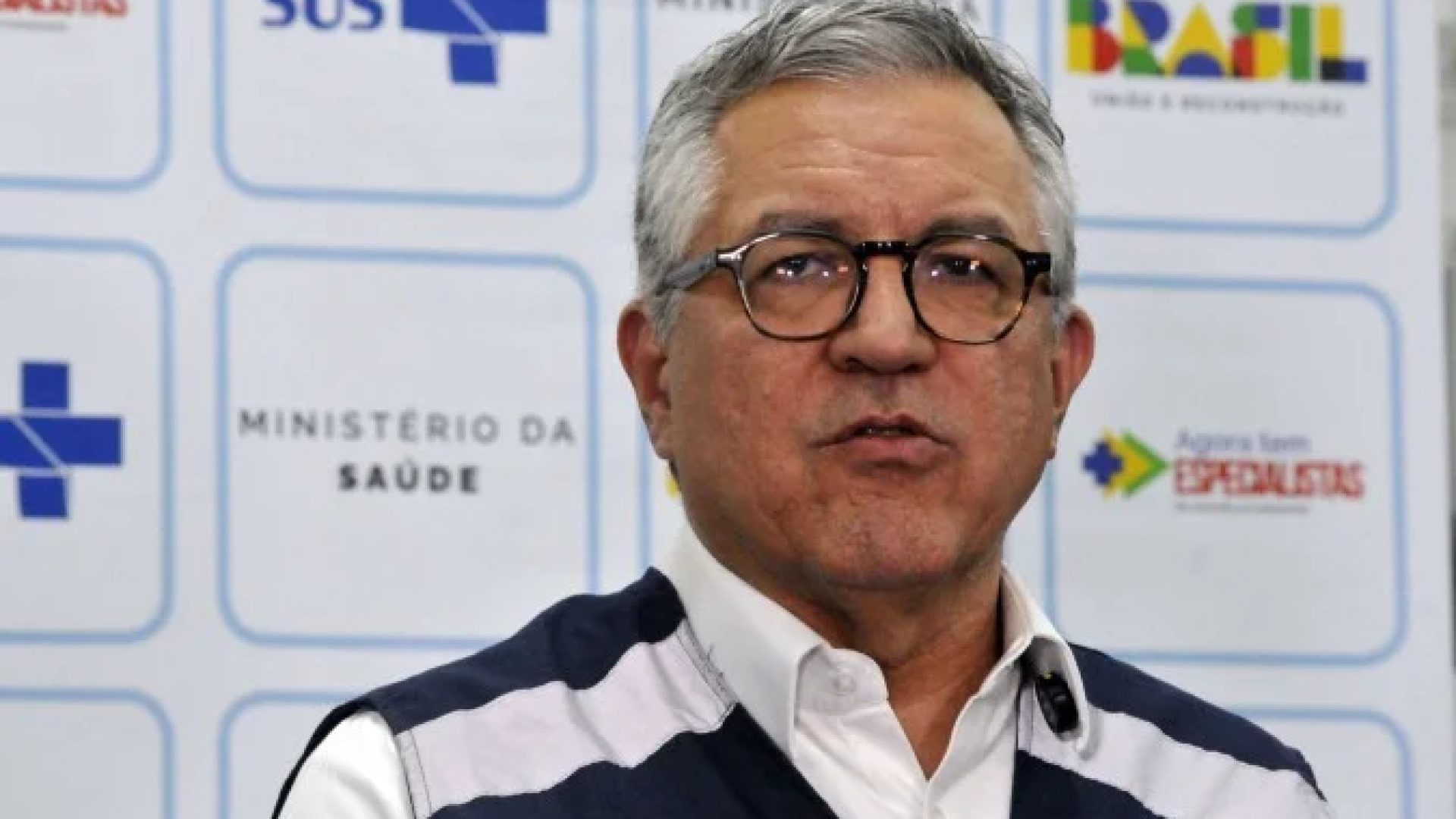 Padilha, que também é médico, confirmou que os destilados podem ser consumidos normalmente, porém desde que os usuários tenham certeza da origem das bebidas -  (crédito:  Marcelo Ferreira/CB/D.A Press)