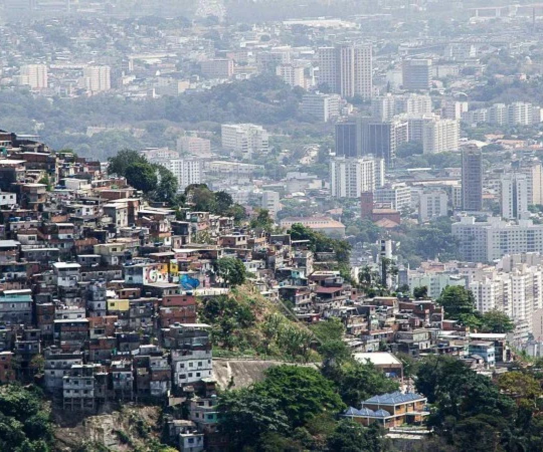 Placa assinada pelo Comando Vermelho em comunidade; facção tem o maior número de pessoas dominadas ou influenciadas por sua atuação  -  (crédito: MAURO PIMENTEL/AFP via Getty Images)