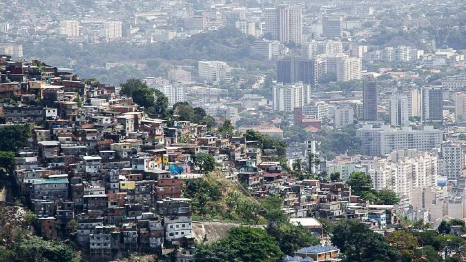 Placa assinada pelo Comando Vermelho em comunidade; facção tem o maior número de pessoas dominadas ou influenciadas por sua atuação  -  (crédito: MAURO PIMENTEL/AFP via Getty Images)